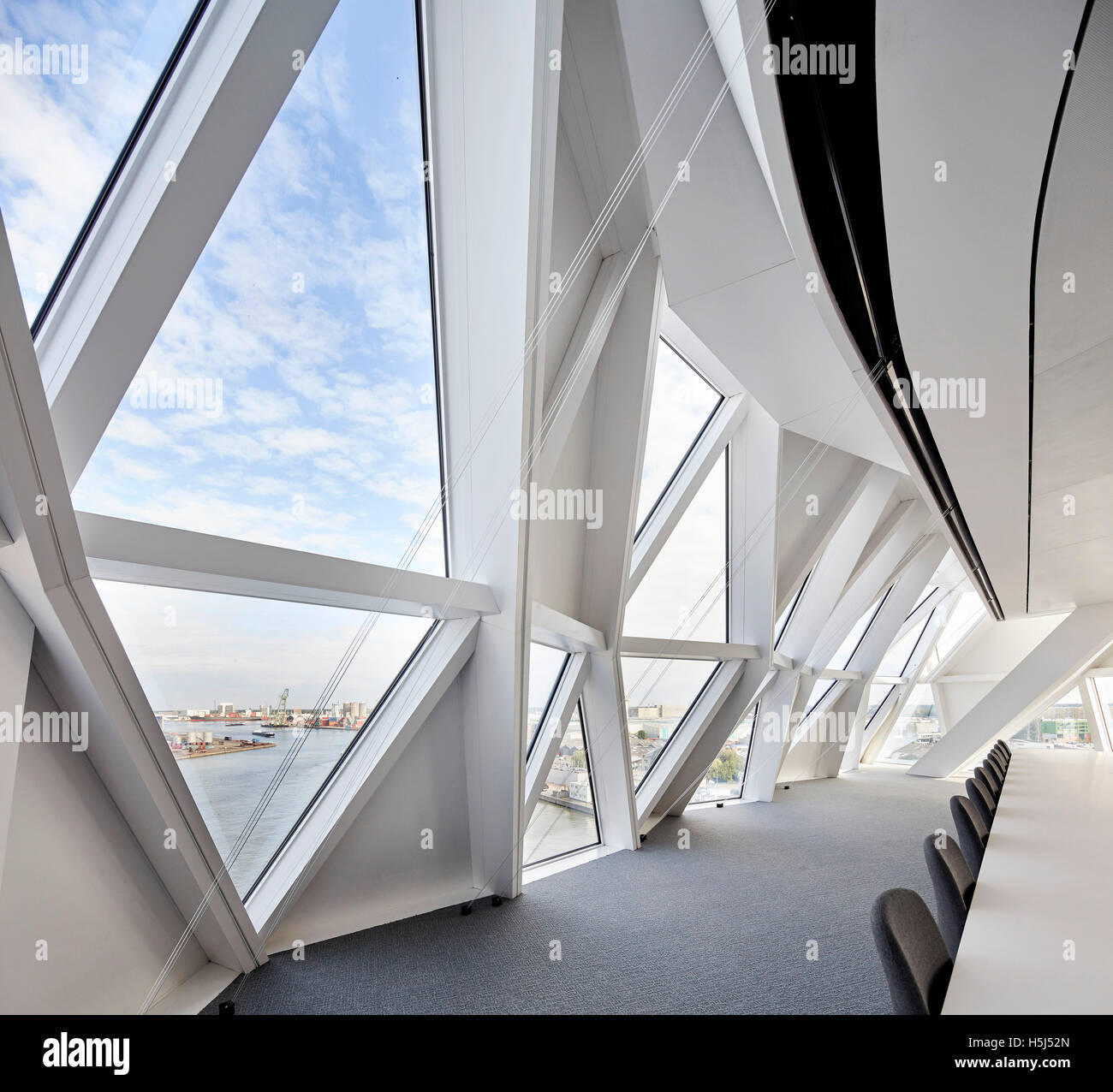 Sala riunioni con finestra triangolare riquadri. Casa porta ad Anversa, Belgio. Architetto: Zaha Hadid Architects, 2016. Foto Stock