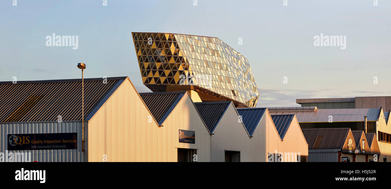 La sfaccettata facciata vetrata galleggiante su preesistenti edifici del porto. Casa porta ad Anversa, Belgio. Architetto: Zaha Hadid Architects, 2016. Foto Stock