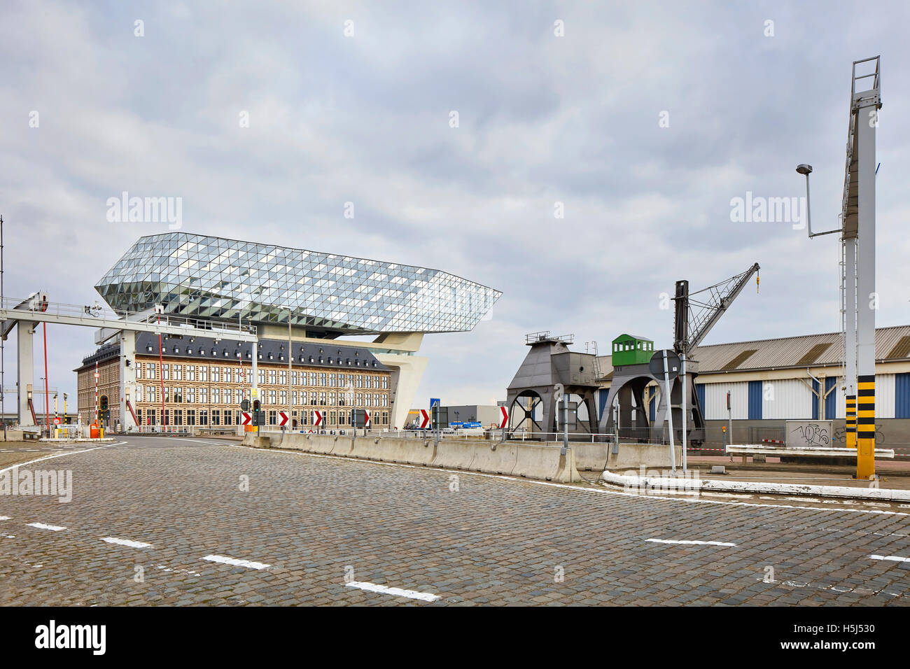 Distante, vista contestuale. Casa porta ad Anversa, Belgio. Architetto: Zaha Hadid Architects, 2016. Foto Stock