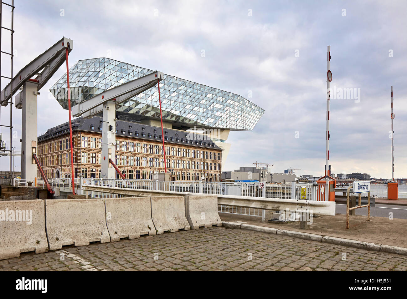 Distante, vista contestuale. Casa porta ad Anversa, Belgio. Architetto: Zaha Hadid Architects, 2016. Foto Stock