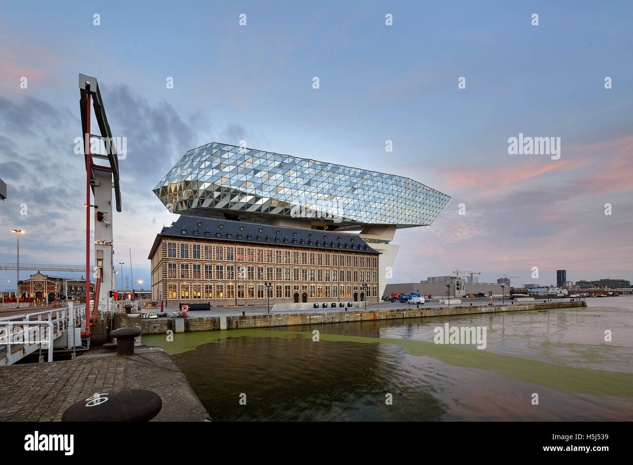 Vista contestuale attraverso waterside. Casa porta ad Anversa, Belgio. Architetto: Zaha Hadid Architects, 2016. Foto Stock