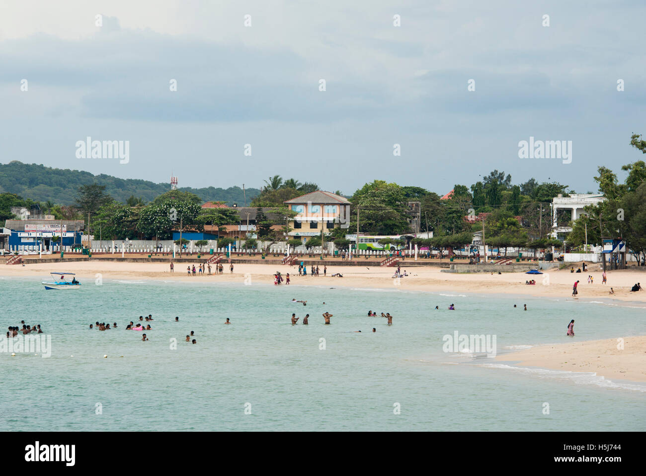 La gente di nuoto in Olandese Bay, Trincomalee, Sri Lanka Foto Stock