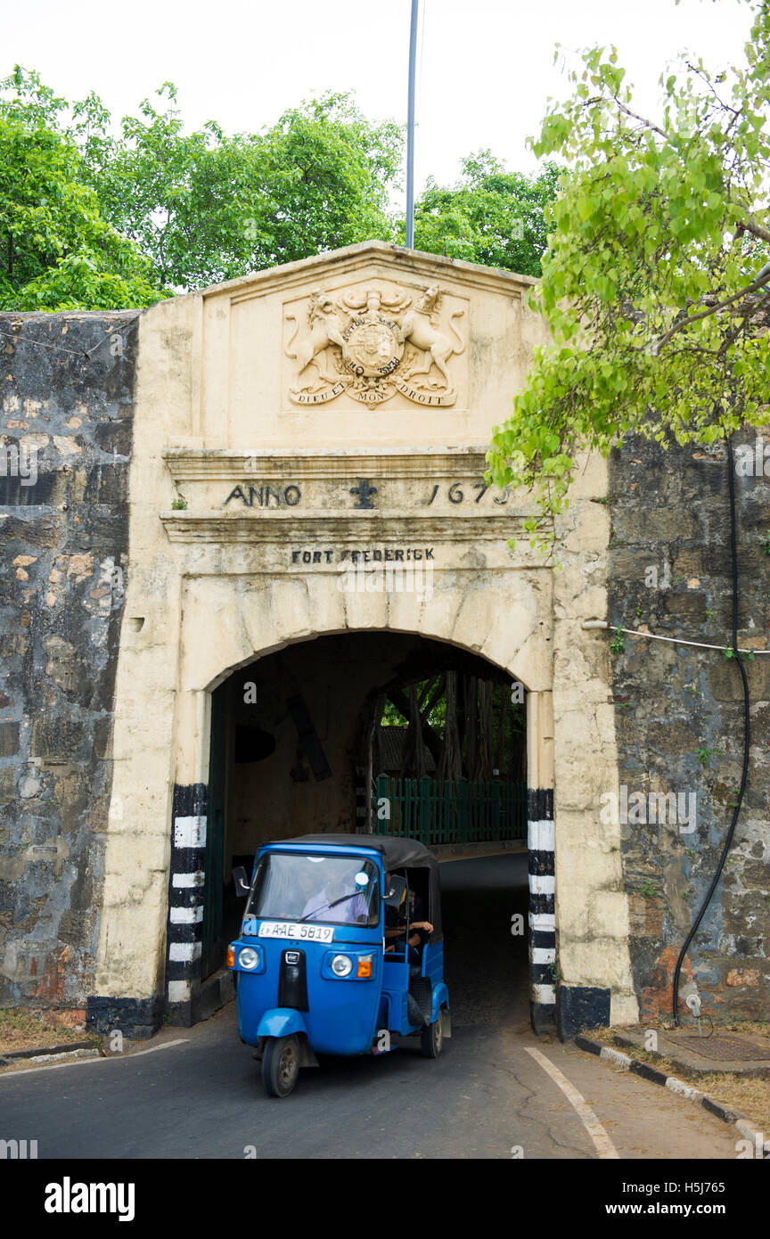 Tuk-tuk guidando attraverso l'ingresso di Fort Frederick, Trincomalee, Sri Lanka Foto Stock