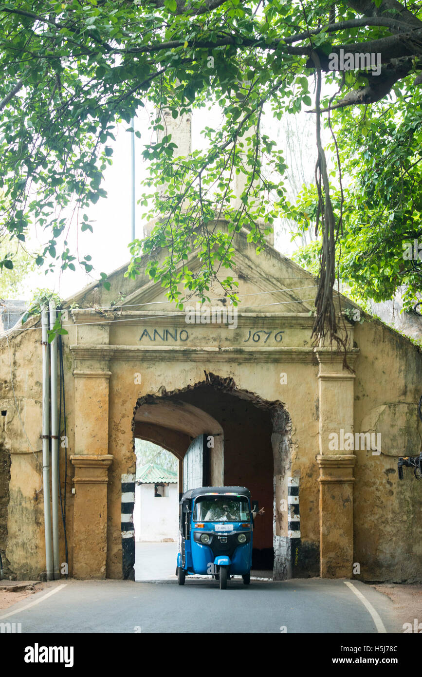 Tuk-tuk guidando attraverso l'ingresso di Fort Frederick, Trincomalee, Sri Lanka Foto Stock