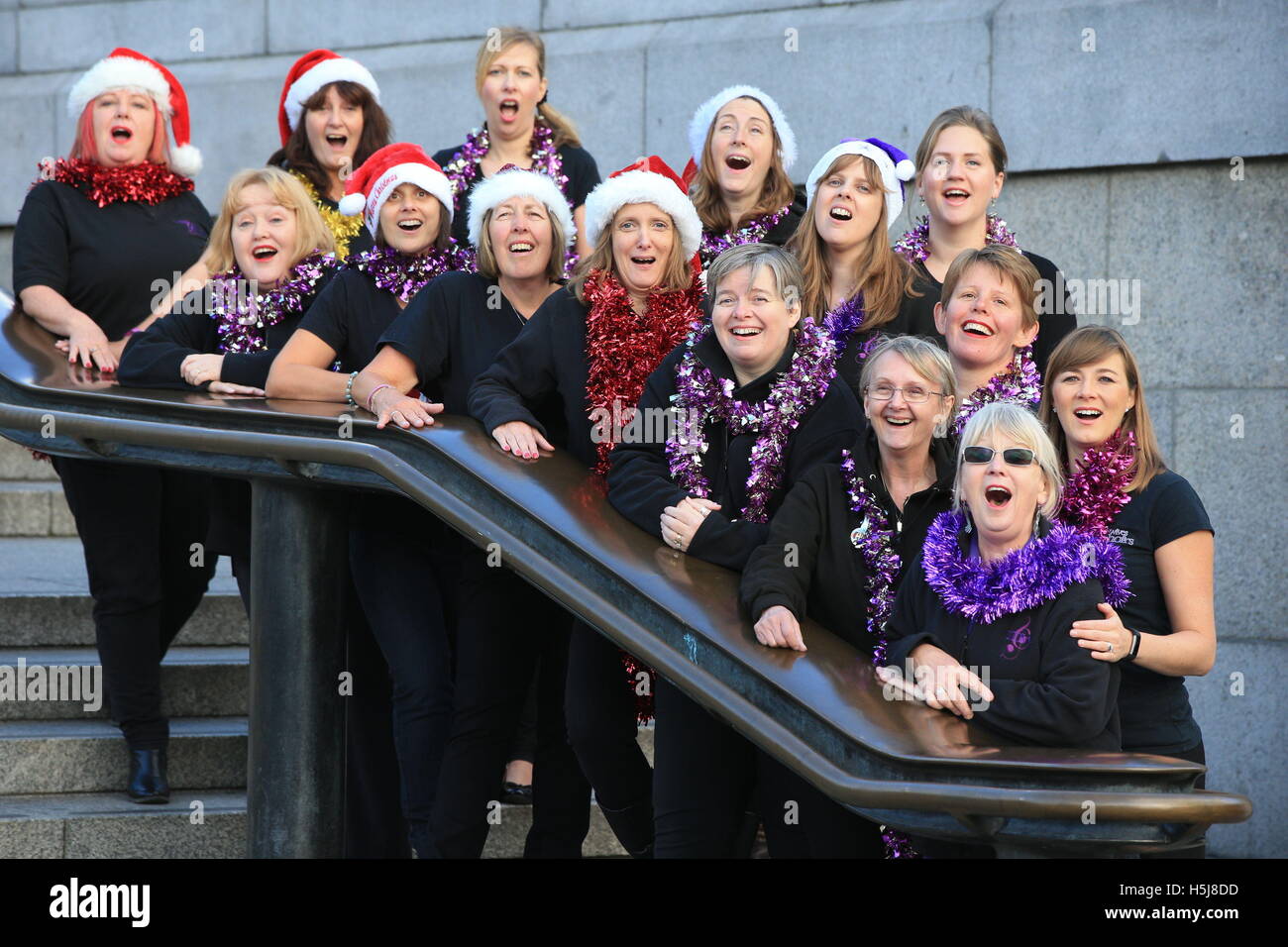 I militari mogli posa per fotografie in Trafalgar Sqaure, Londra, da cui lanciare il loro singolo di Natale e album. Foto Stock