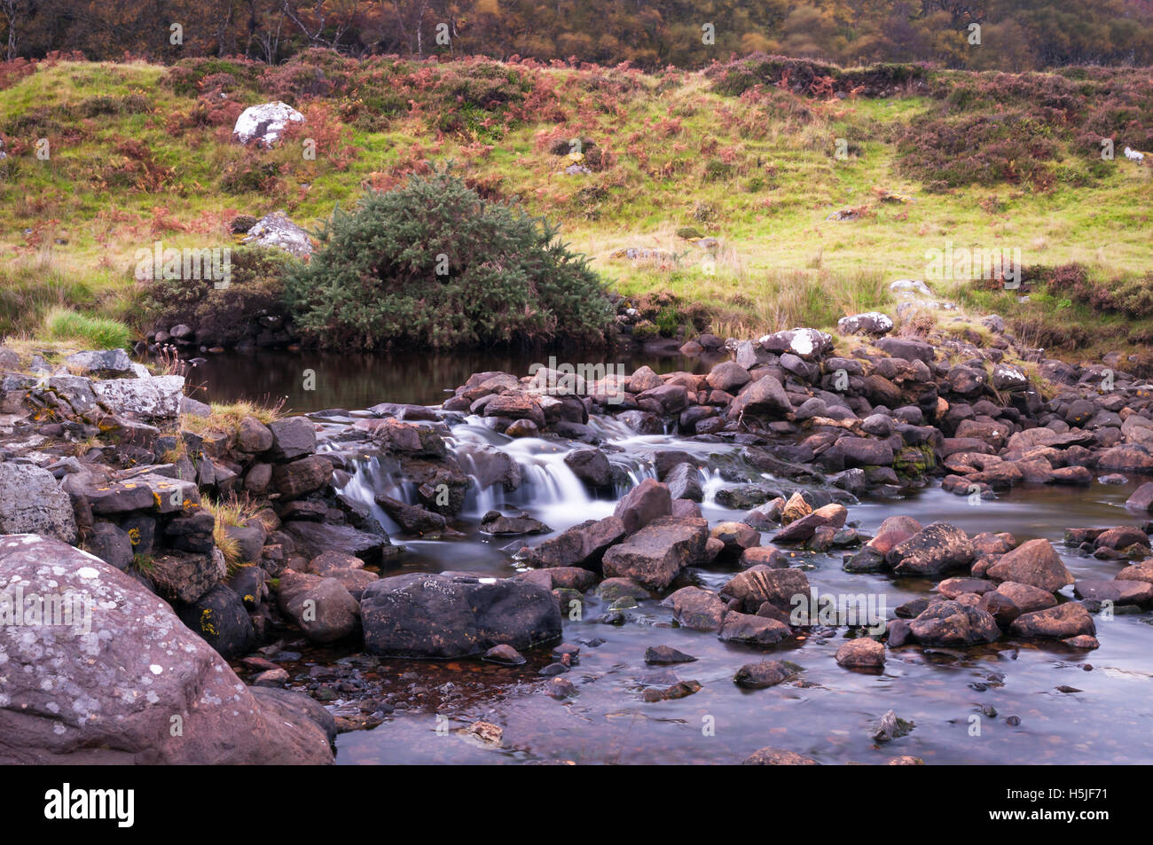 Un paesaggio immagine della pescaia sul Allt Gleann un t-Srathain vicino Inverkirkaig, Assynt, Sutherland, Scozia. Foto Stock