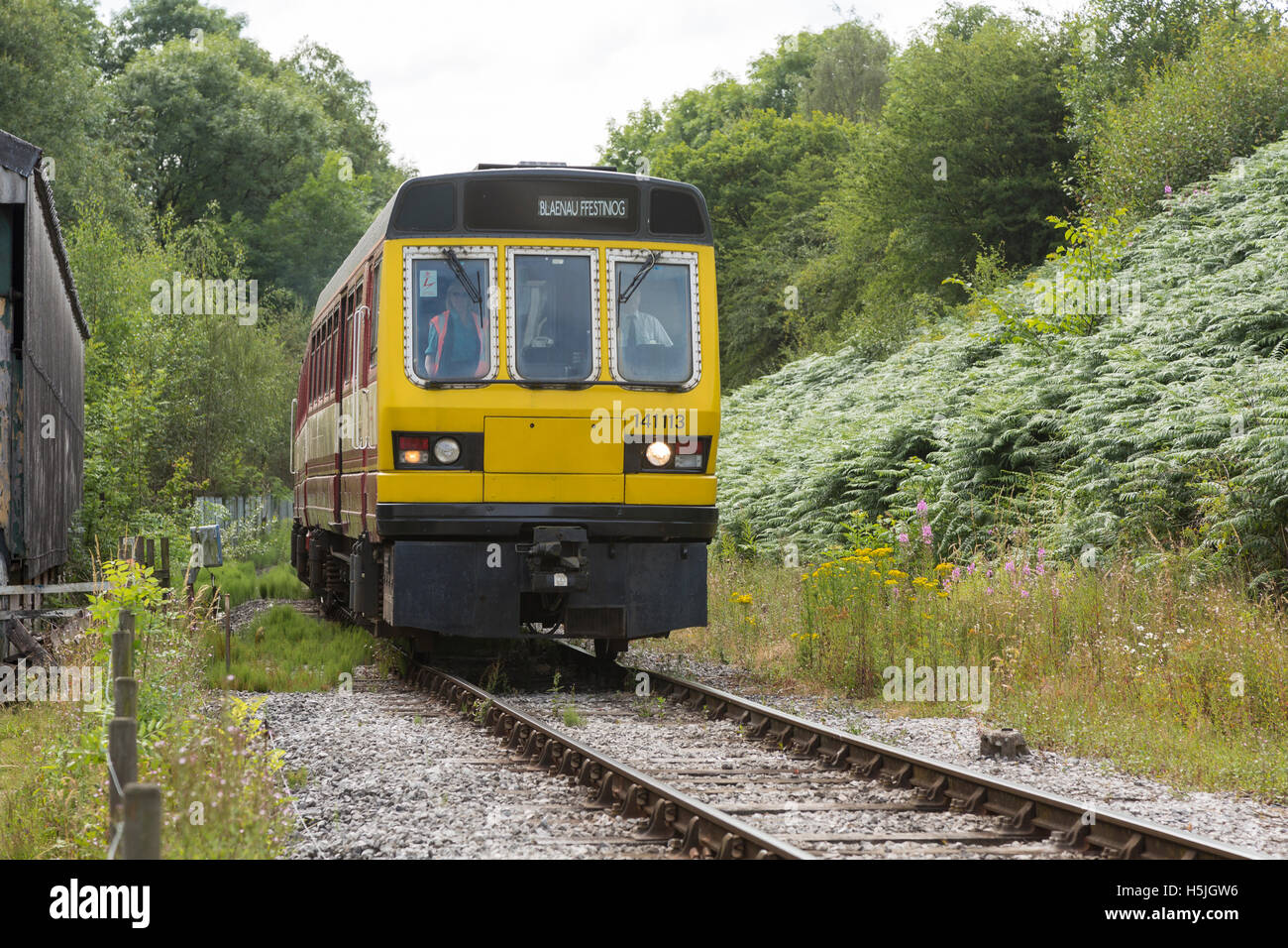 La British Rail Class 141 vagone ferroviario diesel, avvicinando Swanwick Junction, gestito dalla ferrovia Midland Center Foto Stock
