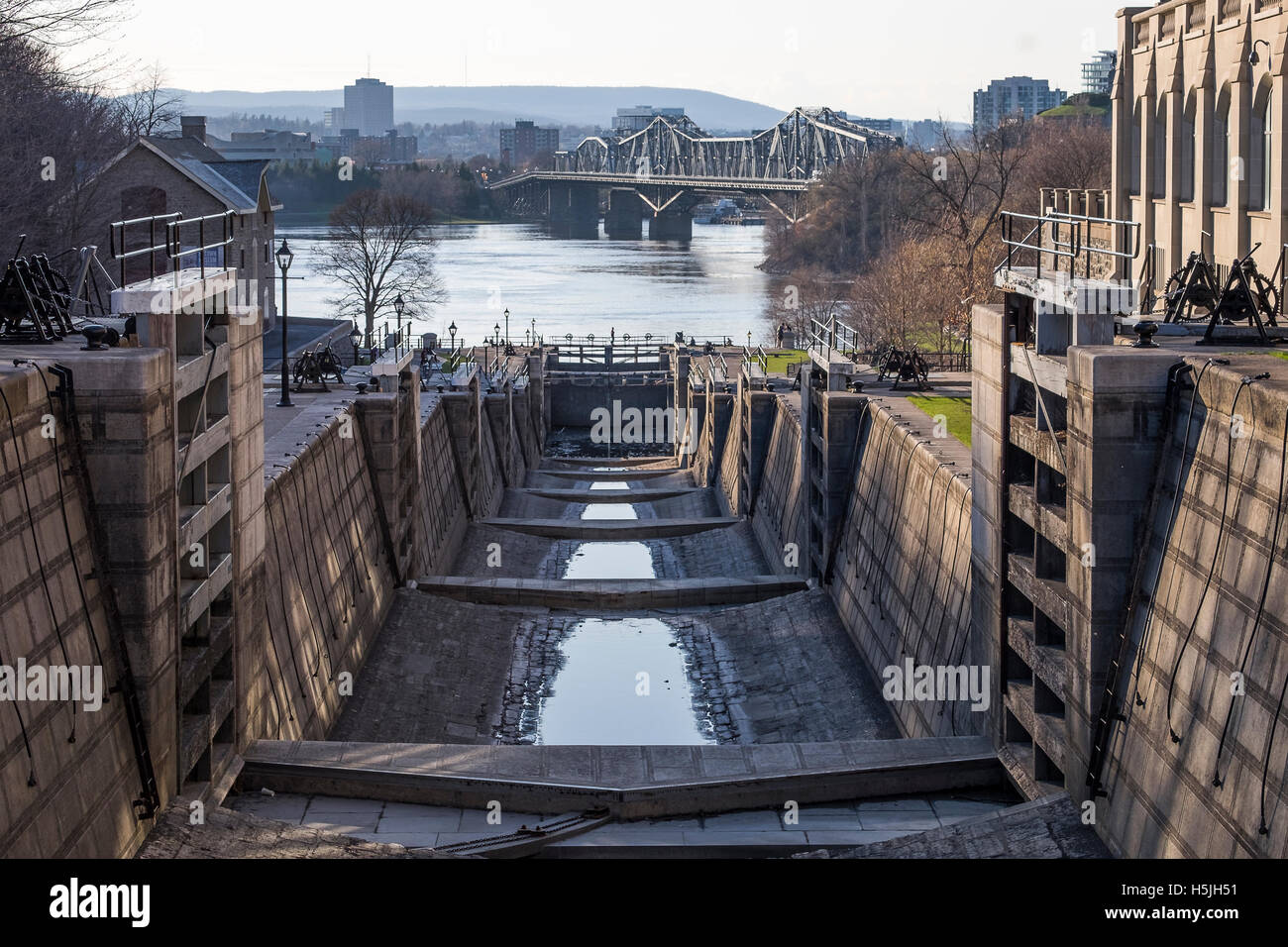 Guardando verso il vuoto aperto serrature che collegare il Rideau Canal per il fiume Ottawa a Ottawa Ontario Canada. Foto Stock