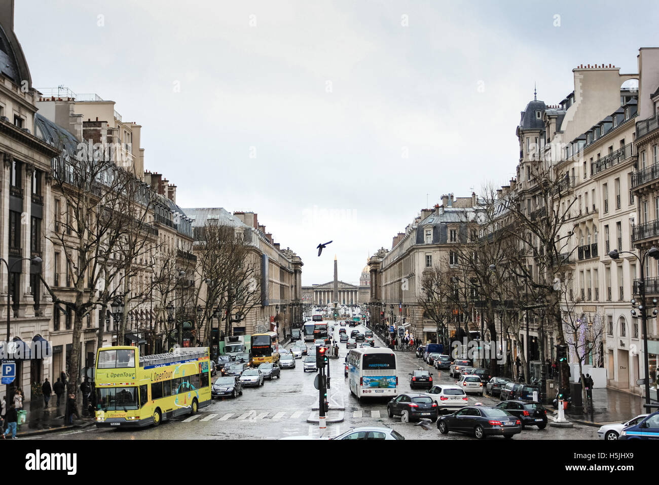 Parigi, Francia - 31 dicembre 2011: L'Open Tour bus sulla strada di Parigi. Il traffico della città. Foto Stock