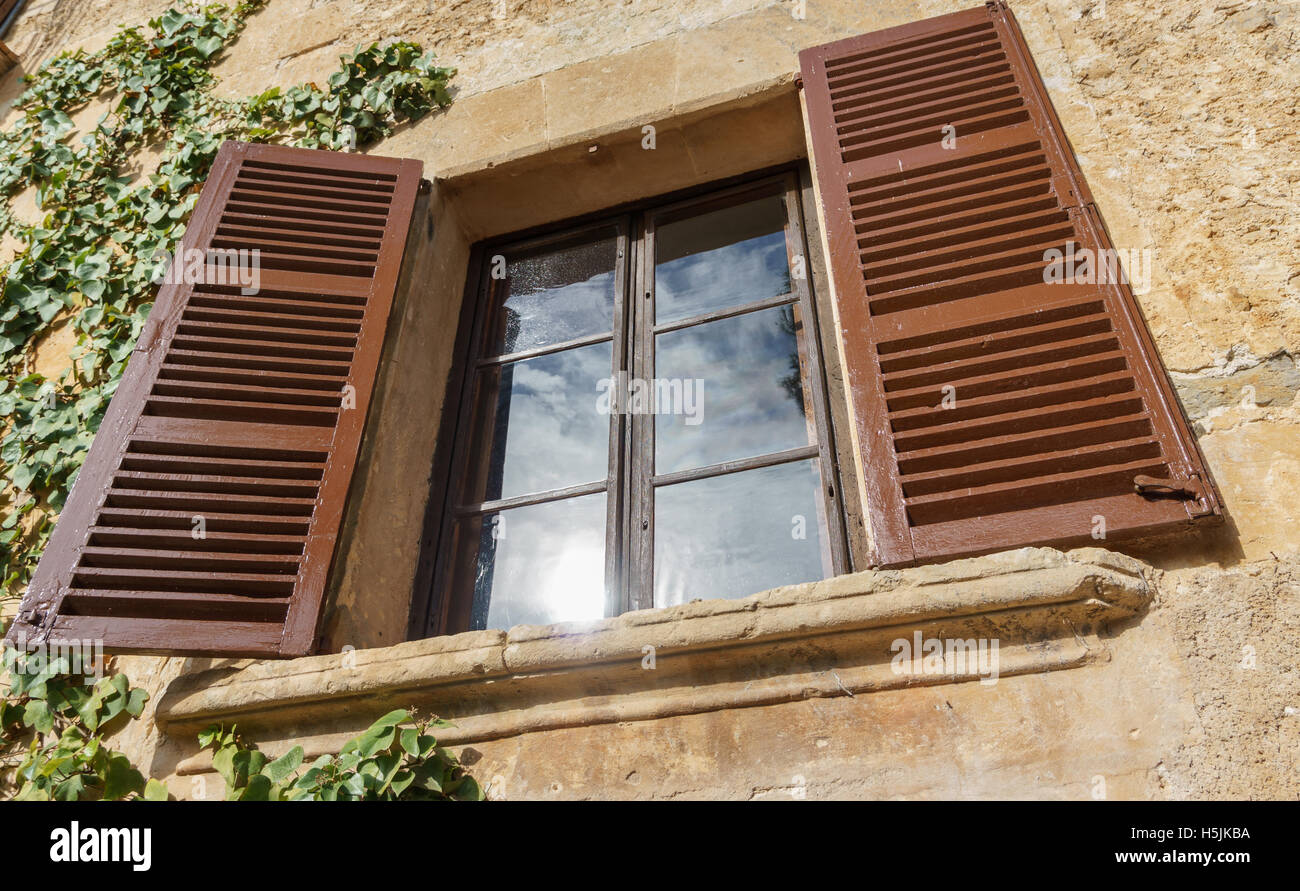 Wintage finestra in legno su un vecchio muro di pietra Foto Stock