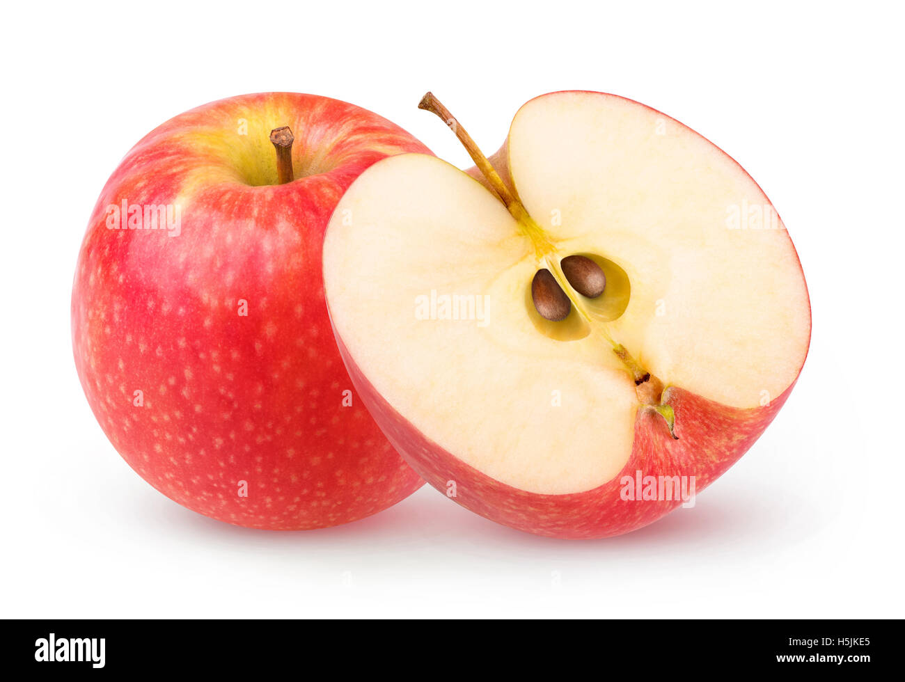 Isolate le mele. Una mela rossa e frutta a metà isolato su sfondo bianco con tracciato di ritaglio Foto Stock