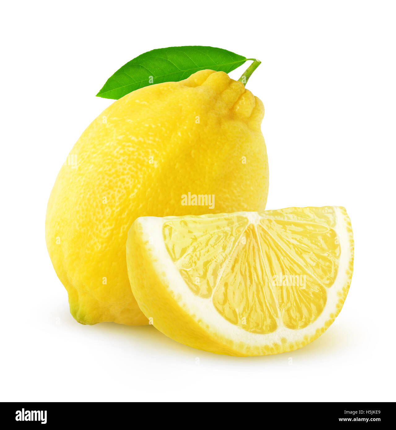 Isolato di limone. Un intero frutto di limone e un pezzo isolato su sfondo bianco con tracciato di ritaglio Foto Stock