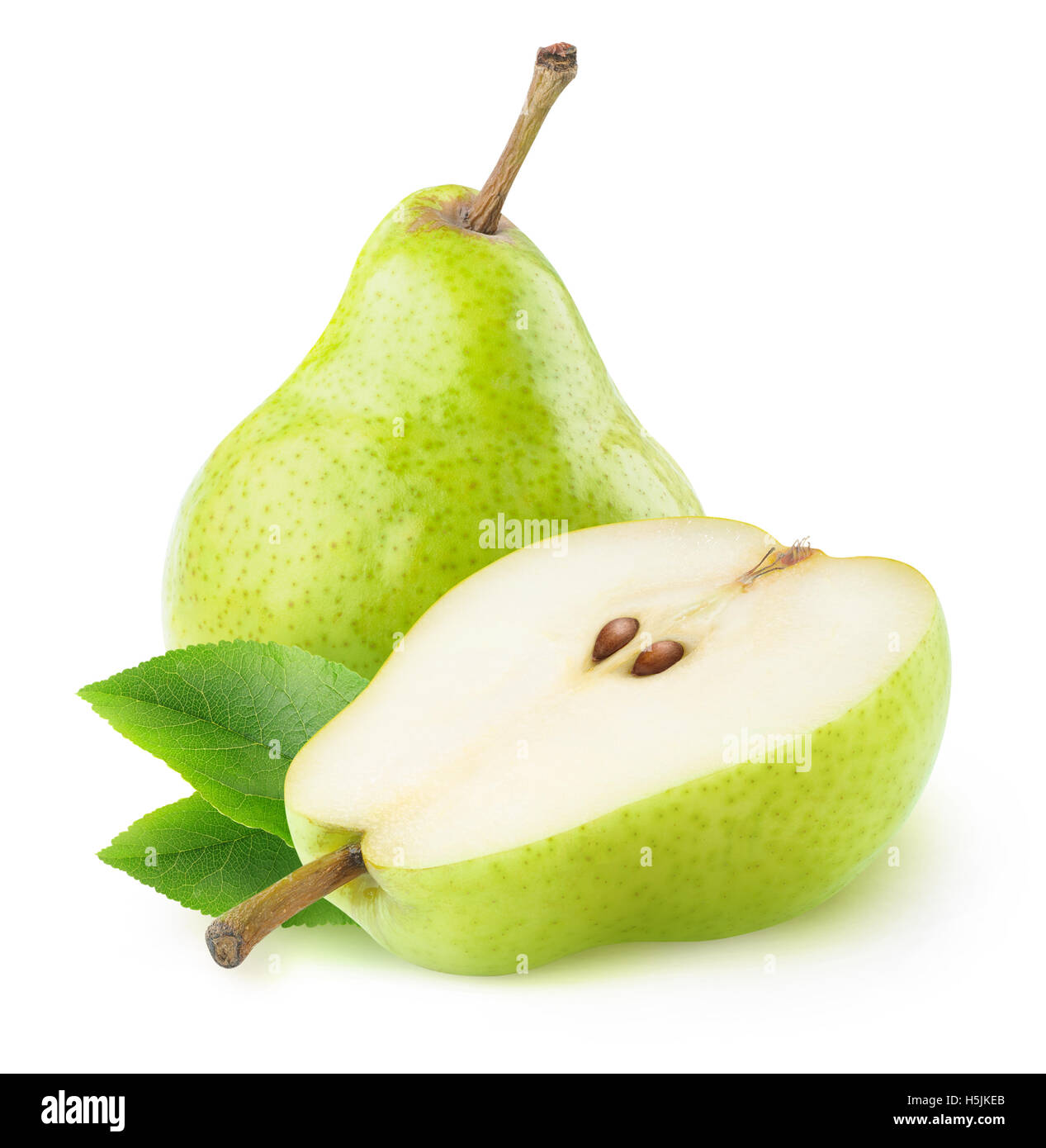 Isolato di pere. Una volta e mezza pera verde frutto isolato su sfondo bianco con tracciato di ritaglio Foto Stock