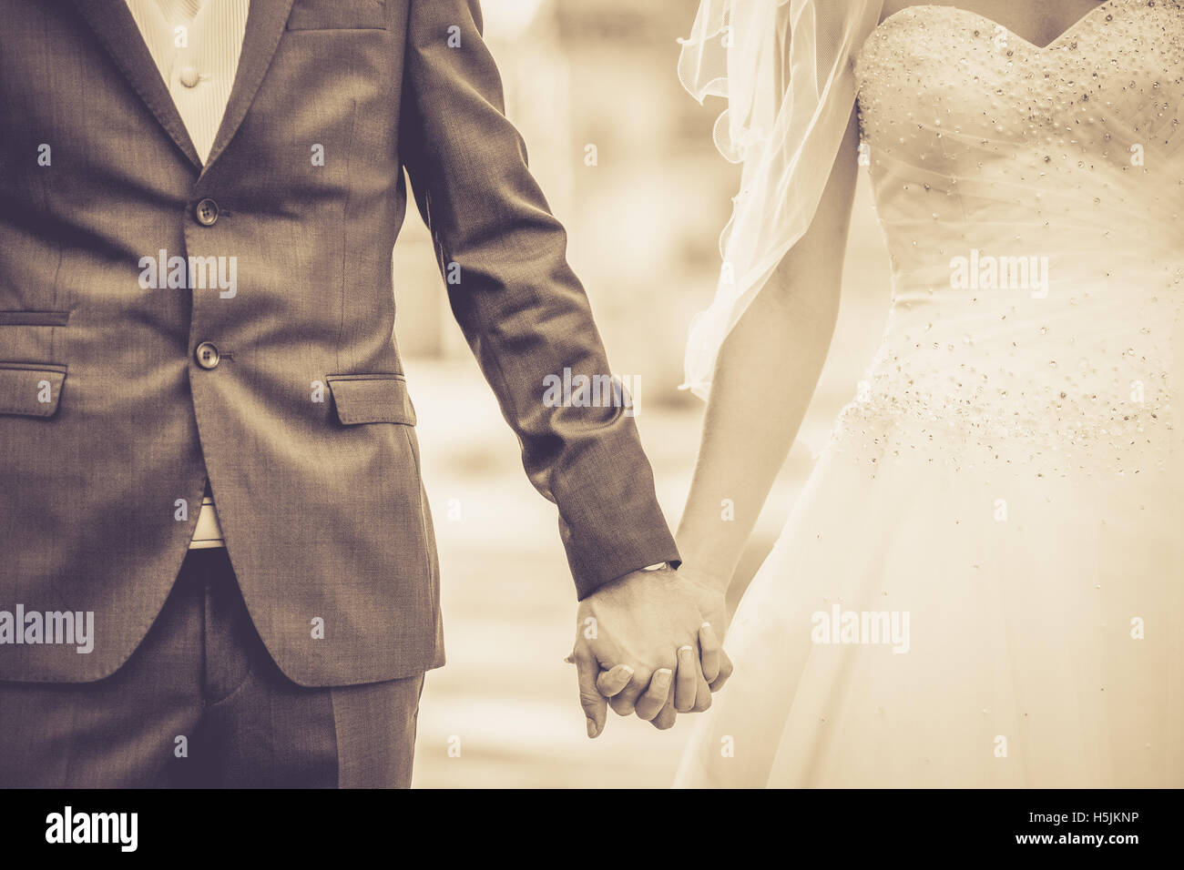 Lo sposo e la sposa tenendo le mani Foto Stock