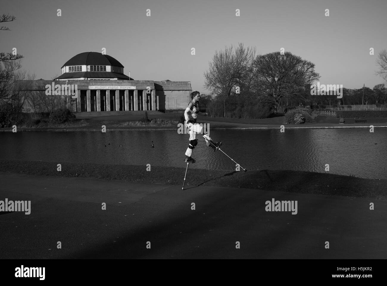 Stilt walker nel parco espositivo, Newcastle upon Tyne Foto Stock