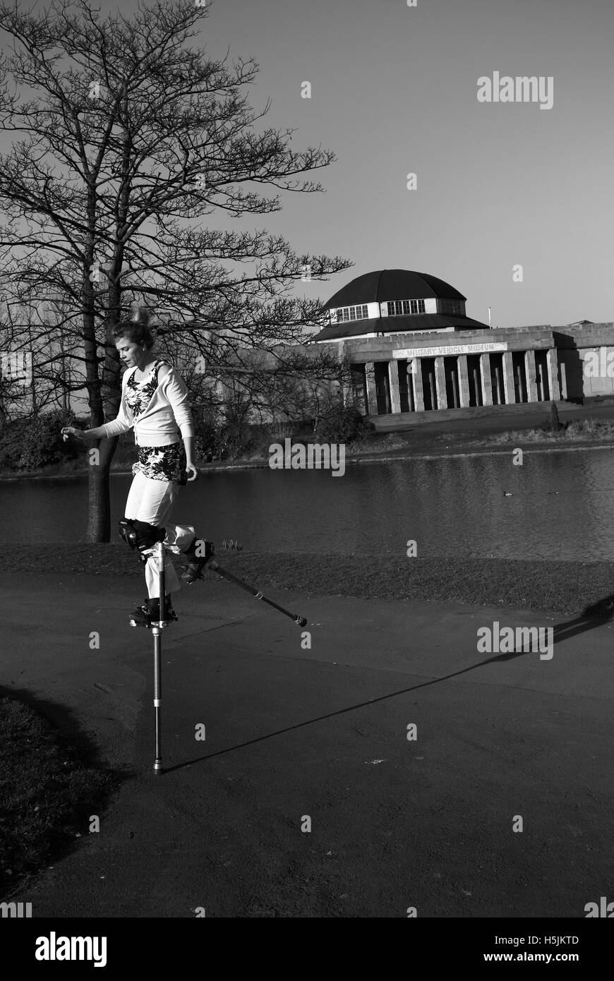 Stilt walker nel parco espositivo, Newcastle upon Tyne Foto Stock