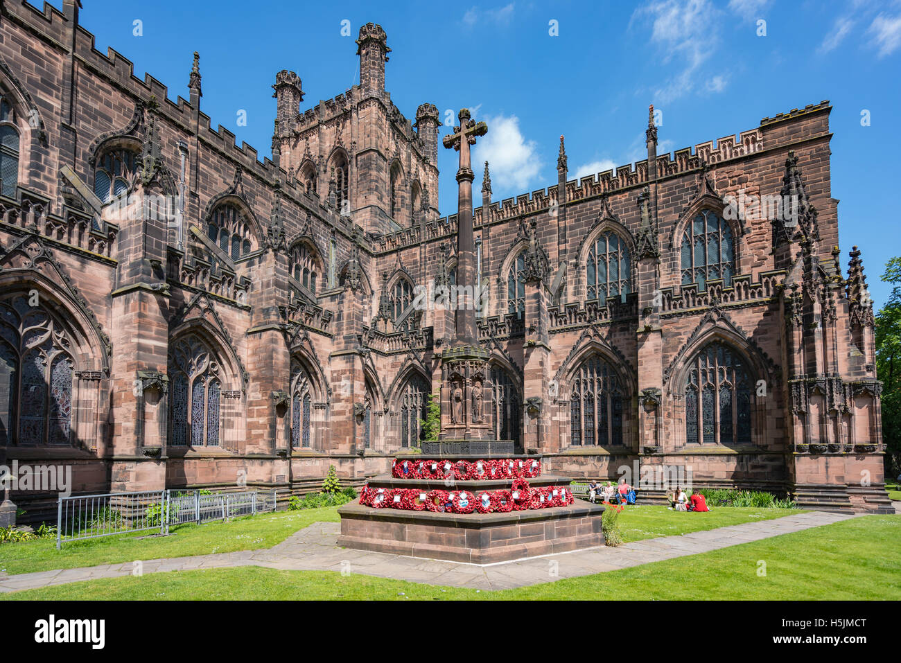 Il papavero ghirlande prevista sul grande memoriale di guerra a Chester Cathedral Foto Stock