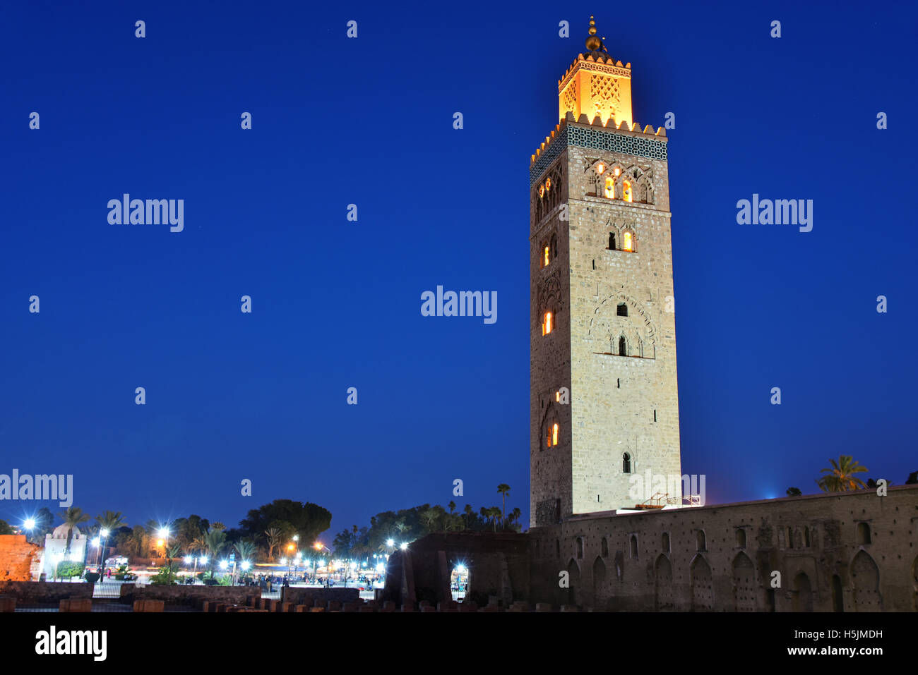 La Moschea di Koutoubia nel sud-ovest del quartiere della medina di Marrakech, Marocco dopo il tramonto Foto Stock