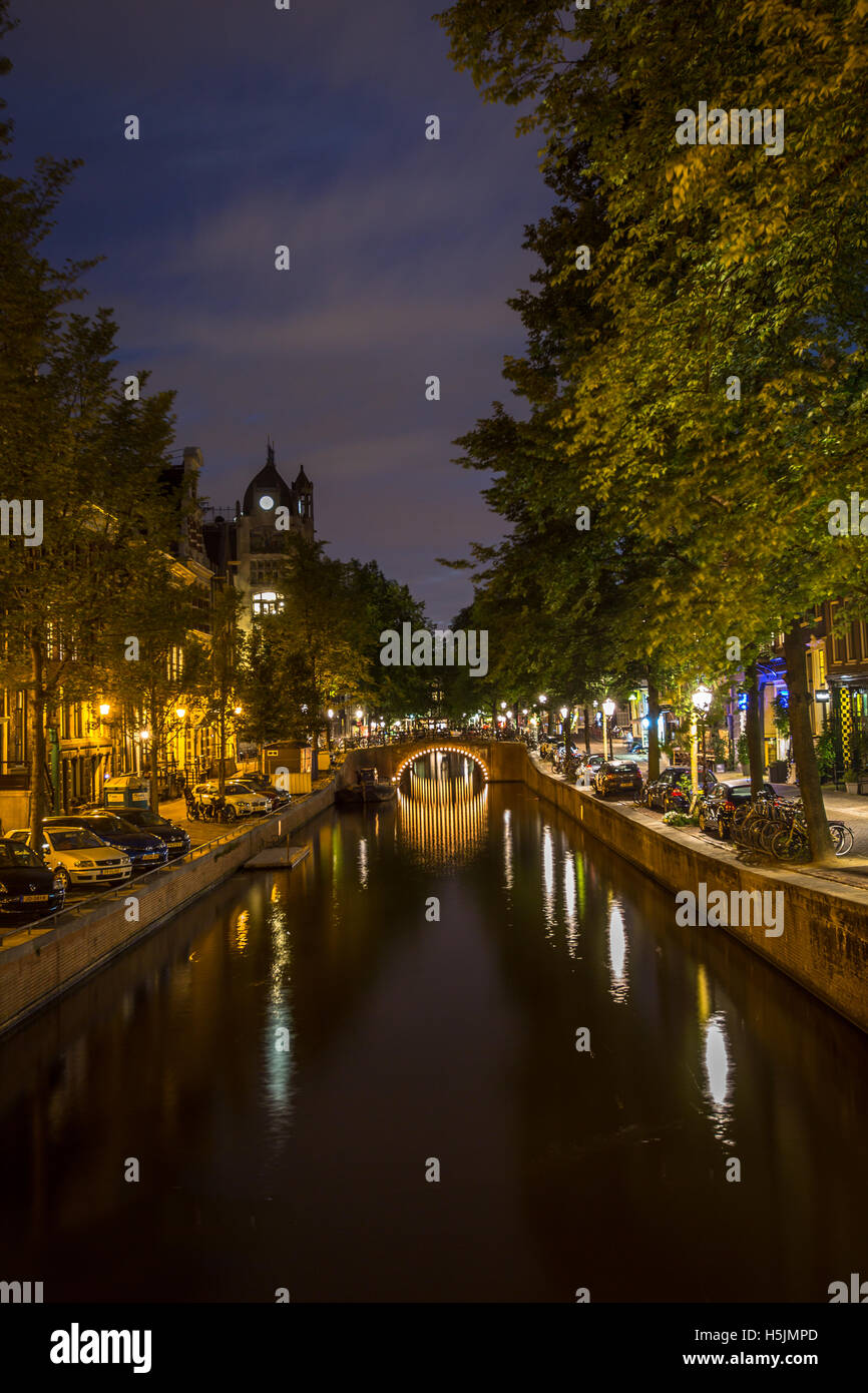 Night Shot di canale in Olanda, Amsterdam, Paesi Bassi, con riflessioni nel canale al tramonto. Foto Stock