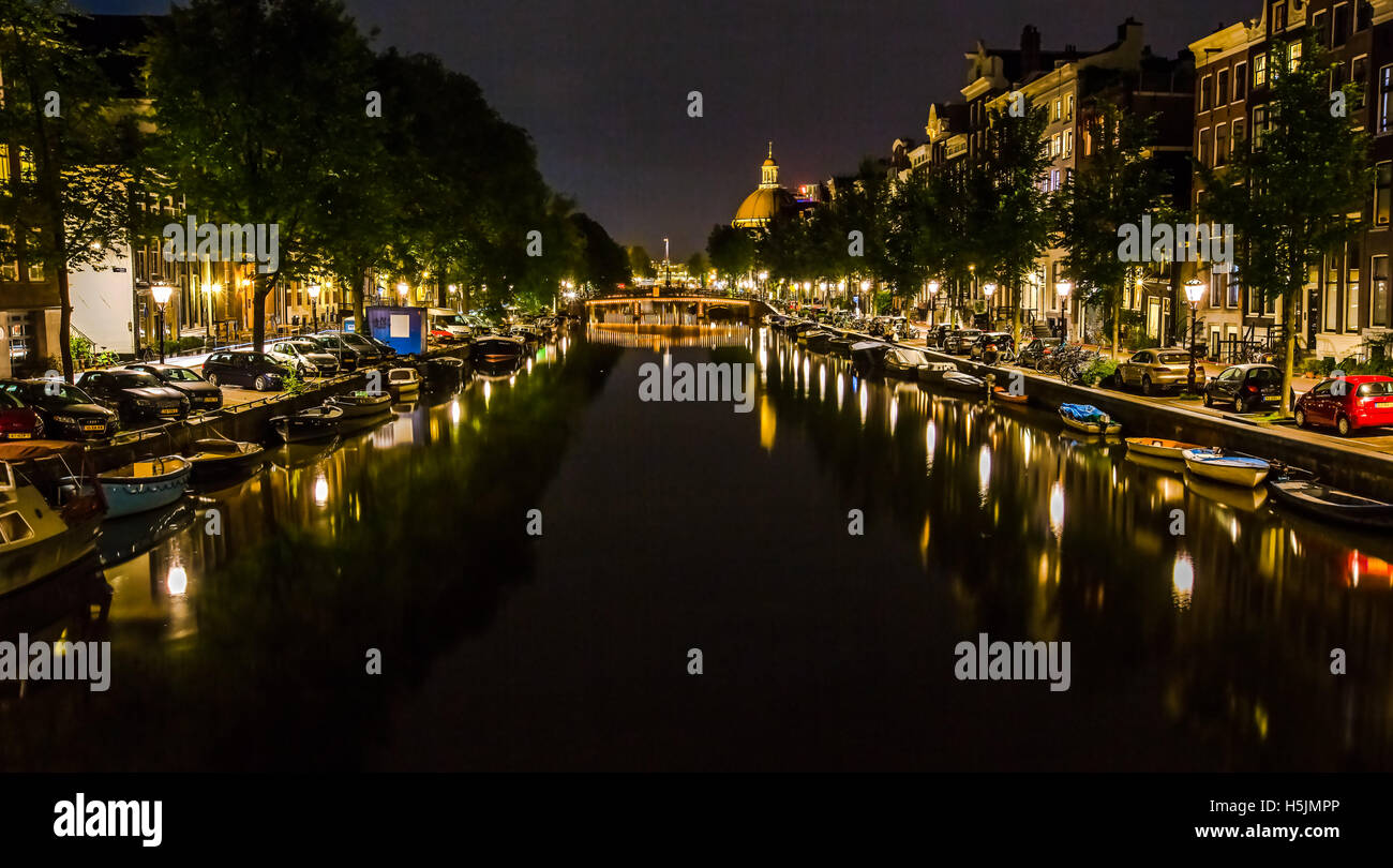Night Shot di canale in Olanda, Amsterdam, Paesi Bassi, con riflessioni nel canale al tramonto. Foto Stock