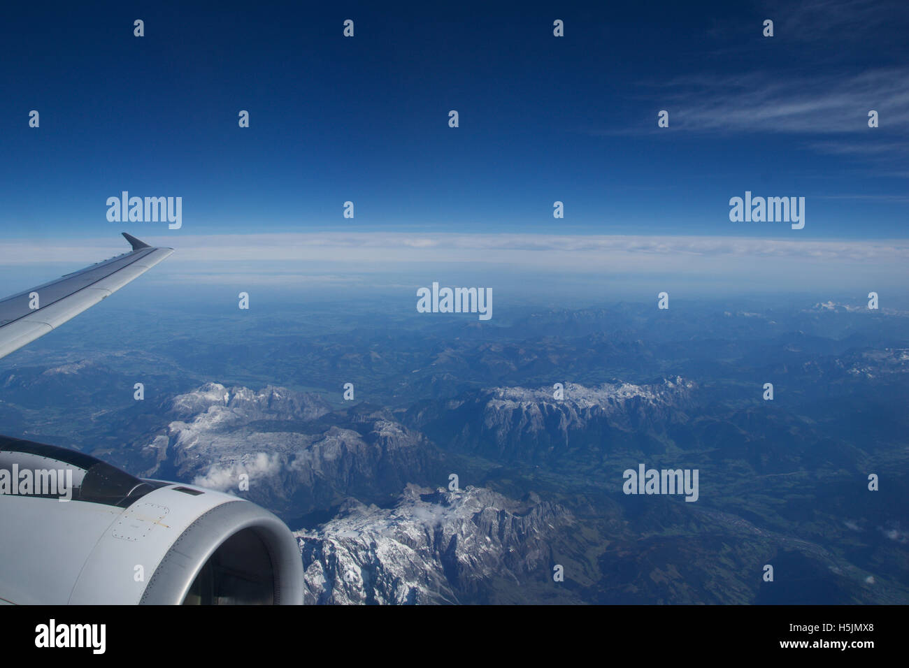 AUSTRIA - Ottobre 2016: le Alpi come visto da un aeroplano, ala vista con turbina a piano o a motore Foto Stock