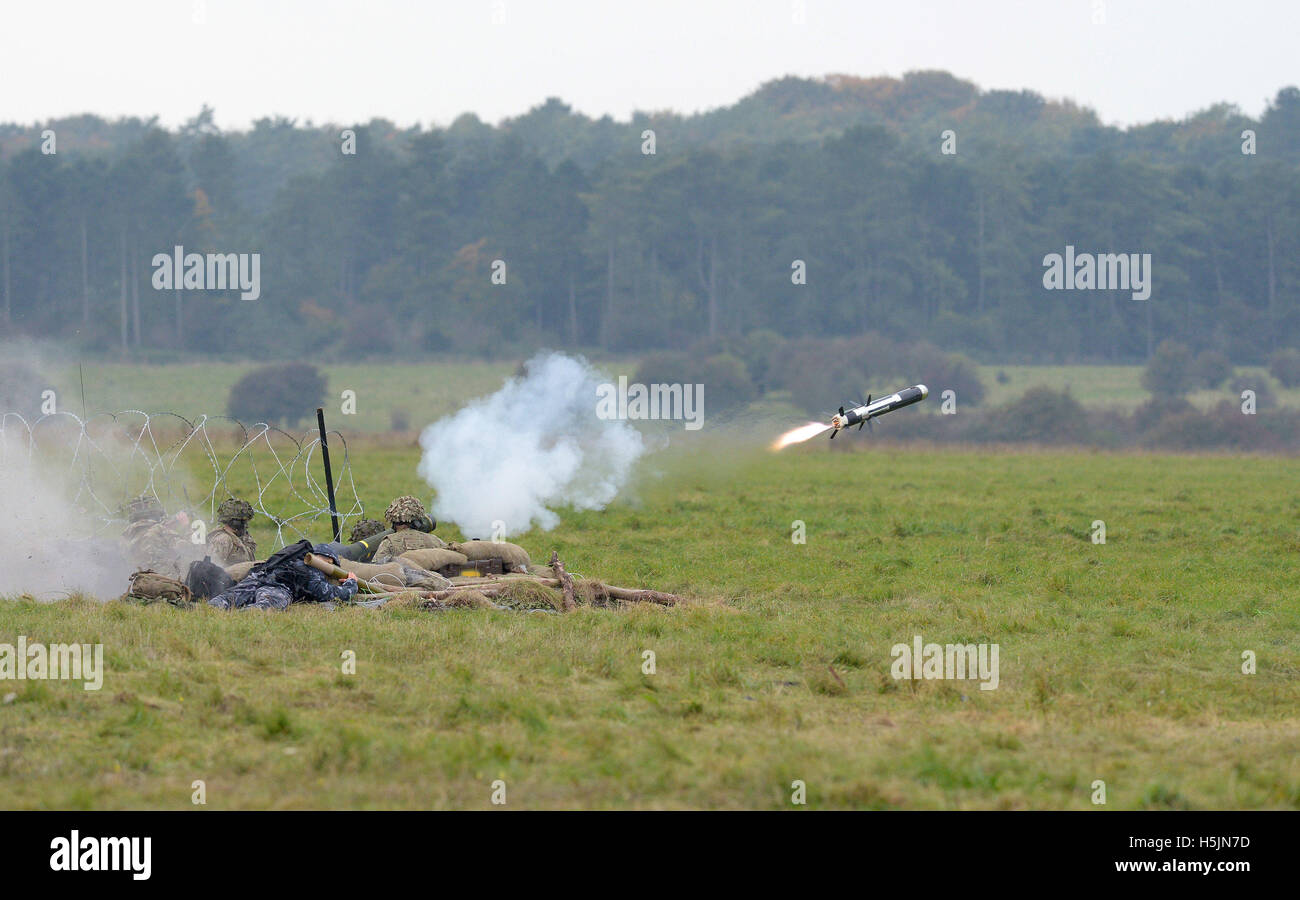 Un missile Javelin è sparato durante un esercito combinato di manovra i bracci di dimostrazione a Larkhill Camp, Wiltshire. Foto Stock