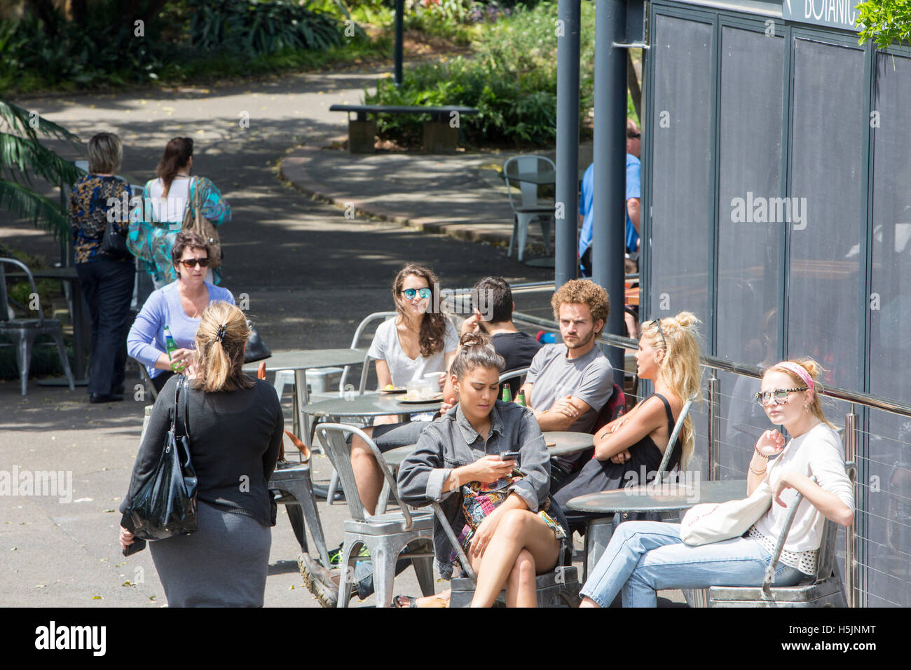 La gente seduta a un cafe in Sydney Royal Botanic Gardens, centro città, australia Foto Stock