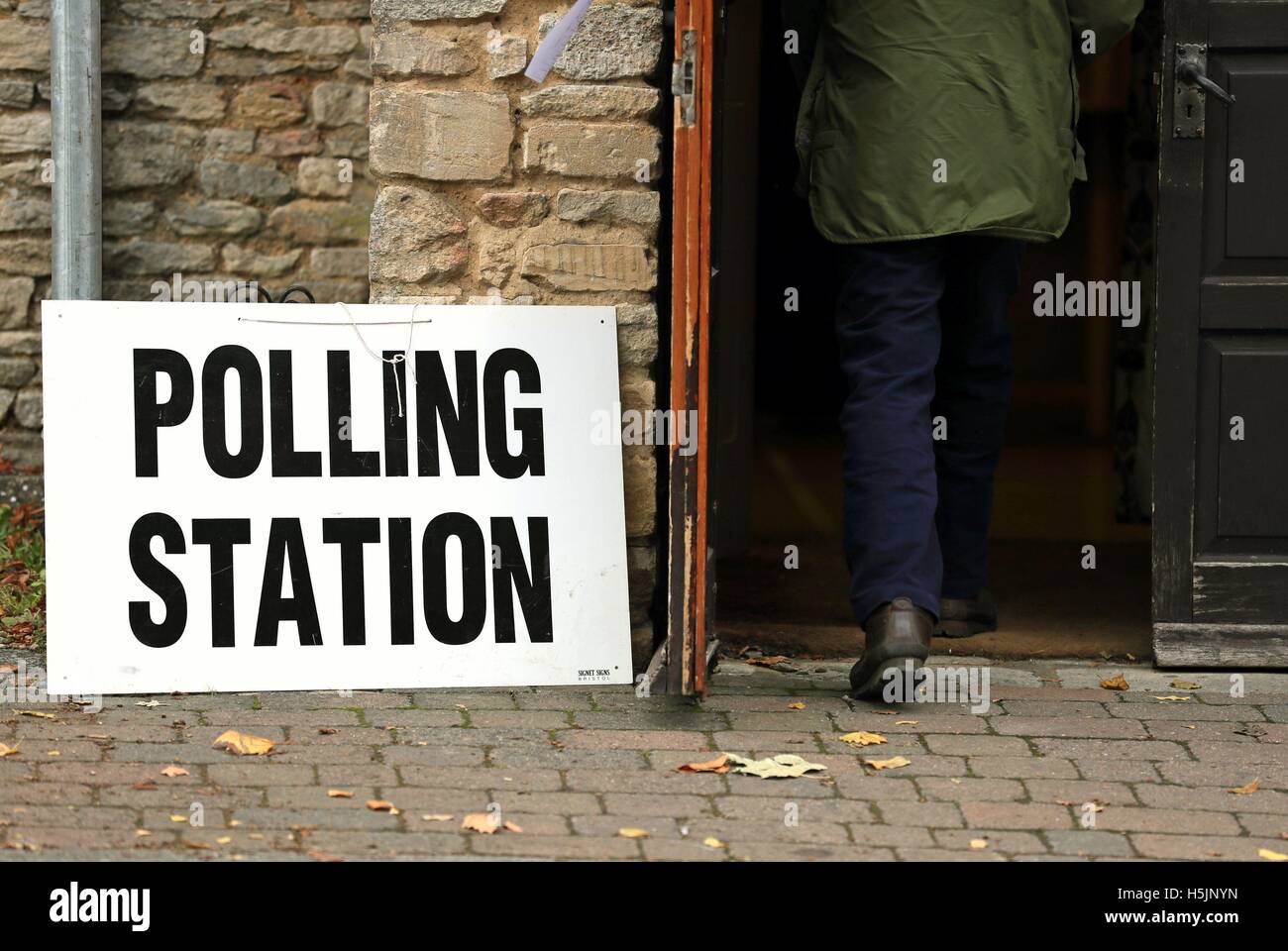 Un elettore entra in una stazione di polling nel villaggio di Bampton come voti continua a Witney per elezione in Oxfordshire, chiamato dopo che David Cameron uscire la sua sede il mese scorso, insistendo sul fatto che non voleva diventare un 'distraction' alla onorevole può mentre ha stabilito se stessa e a Downing Street. Foto Stock