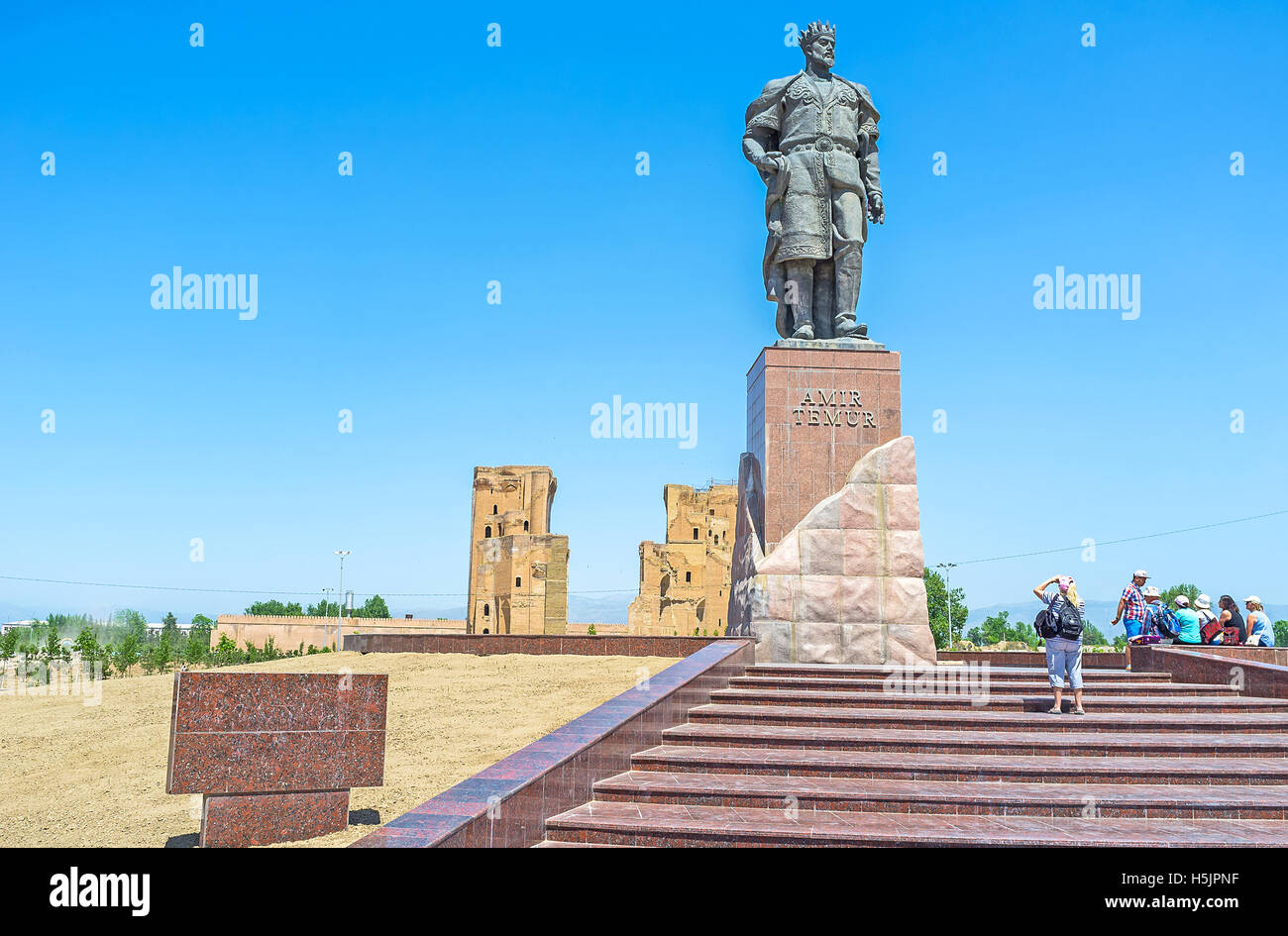 Il monumento di Amir Temur vicino alle rovine del Palazzo Ak-Saray Foto Stock