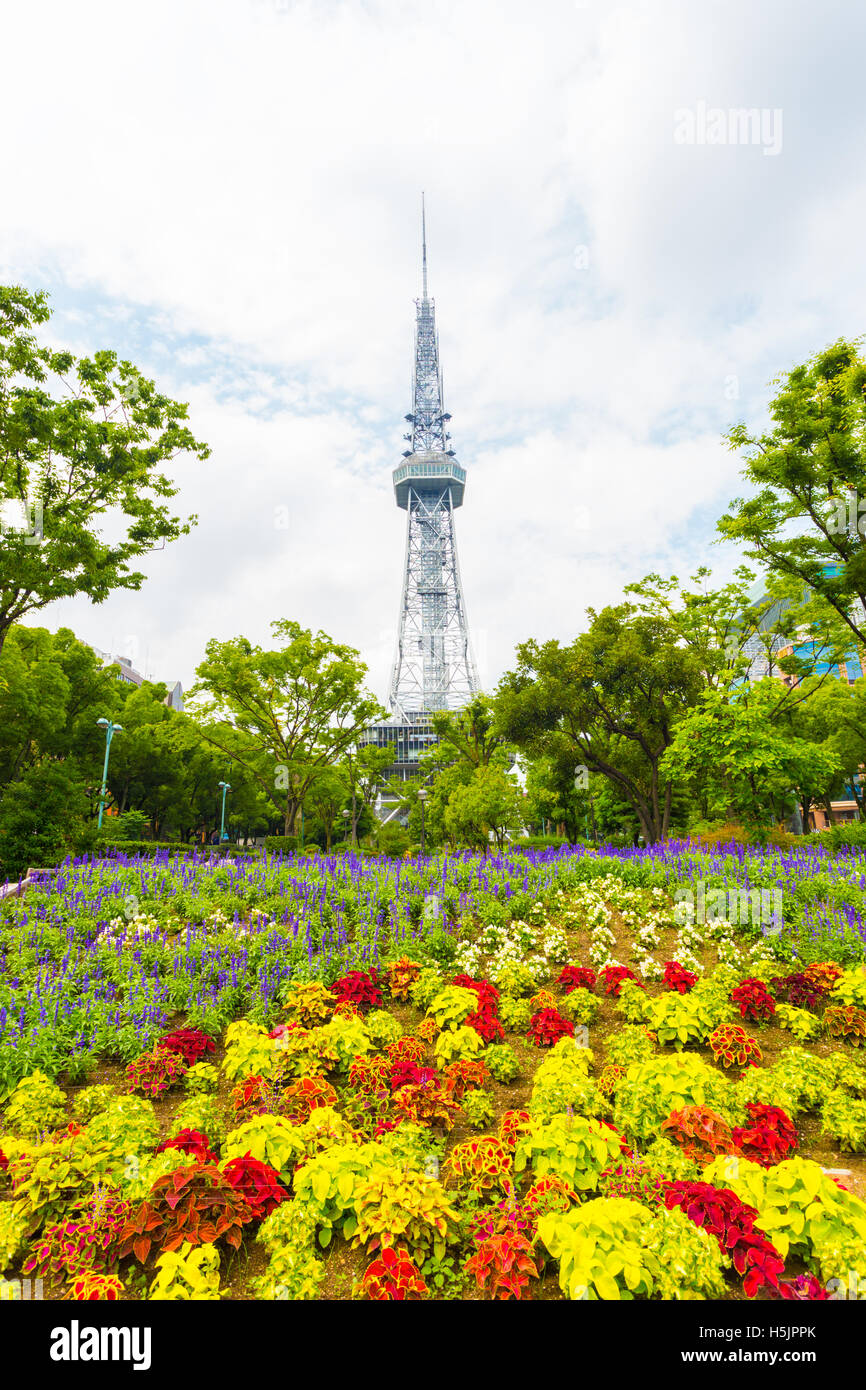 Nagoya TV Tower in background di un colorato giardino di fiori a Hisaya Odori Park nel centro di Nagoya, Giappone Foto Stock