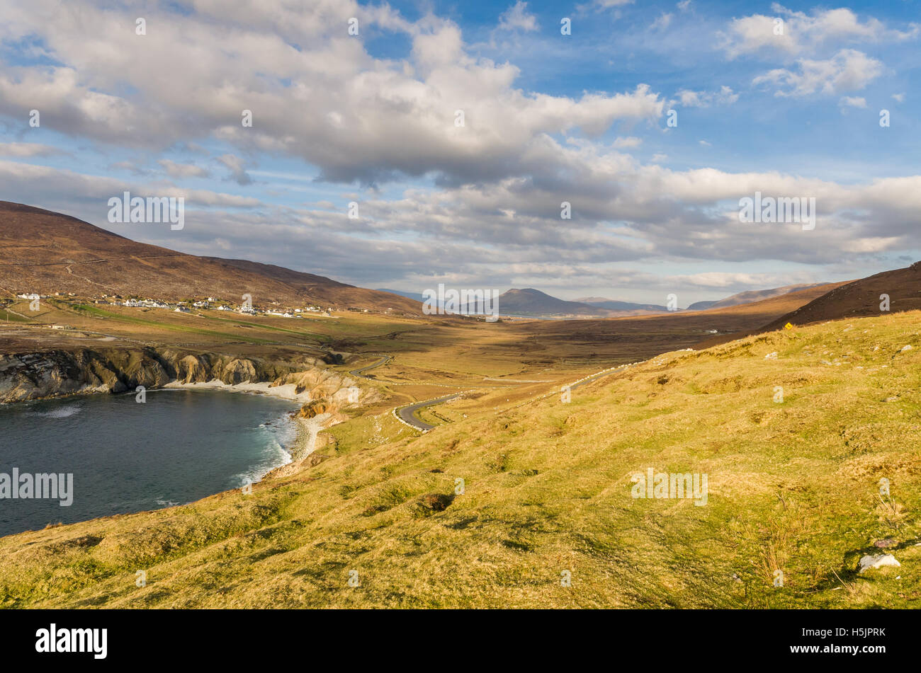 Atlantic road su Achill Island, nella contea di Mayo, Irlanda. Foto Stock