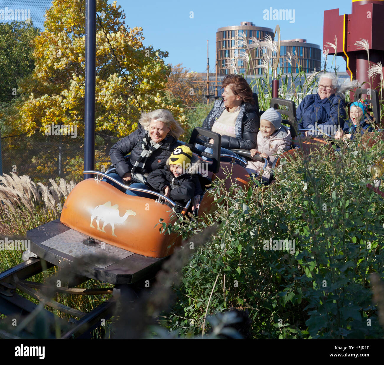 Nonne e nipoti godono di un'emozione comune nel giro Caravan. I Giardini di Tivoli, Copenhagen, Danimarca. Apertura stagionale di Halloween. Foto Stock