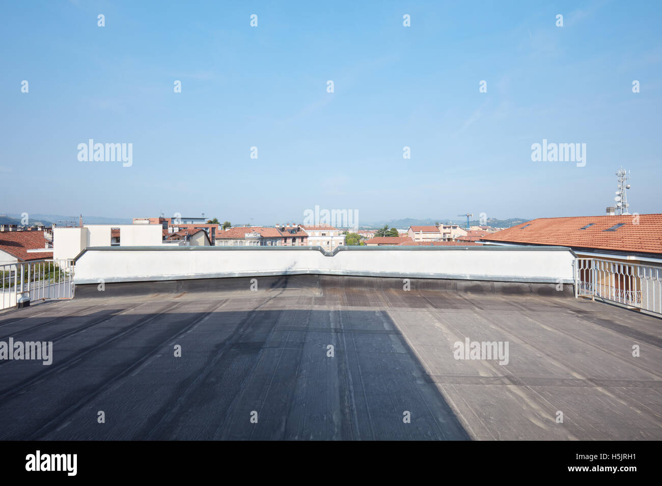 Grande balcone sul tetto in una giornata di sole Foto Stock