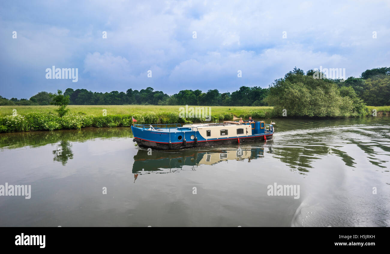 Gran Bretagna, Inghilterra, Berkshire, houseboat navigando sul fiume Tamigi, a ovest di Windsor Foto Stock