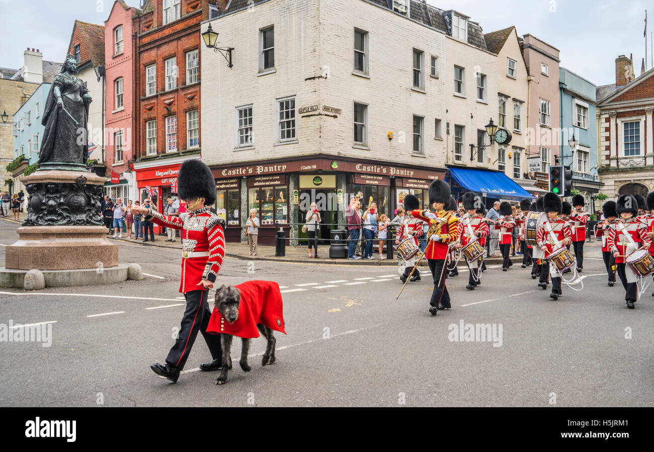 Gran Bretagna, Inghilterra, Berkshire, Windsor, la mascotte del reggimento marciando nella parte anteriore della banda del Reggimento Foto Stock