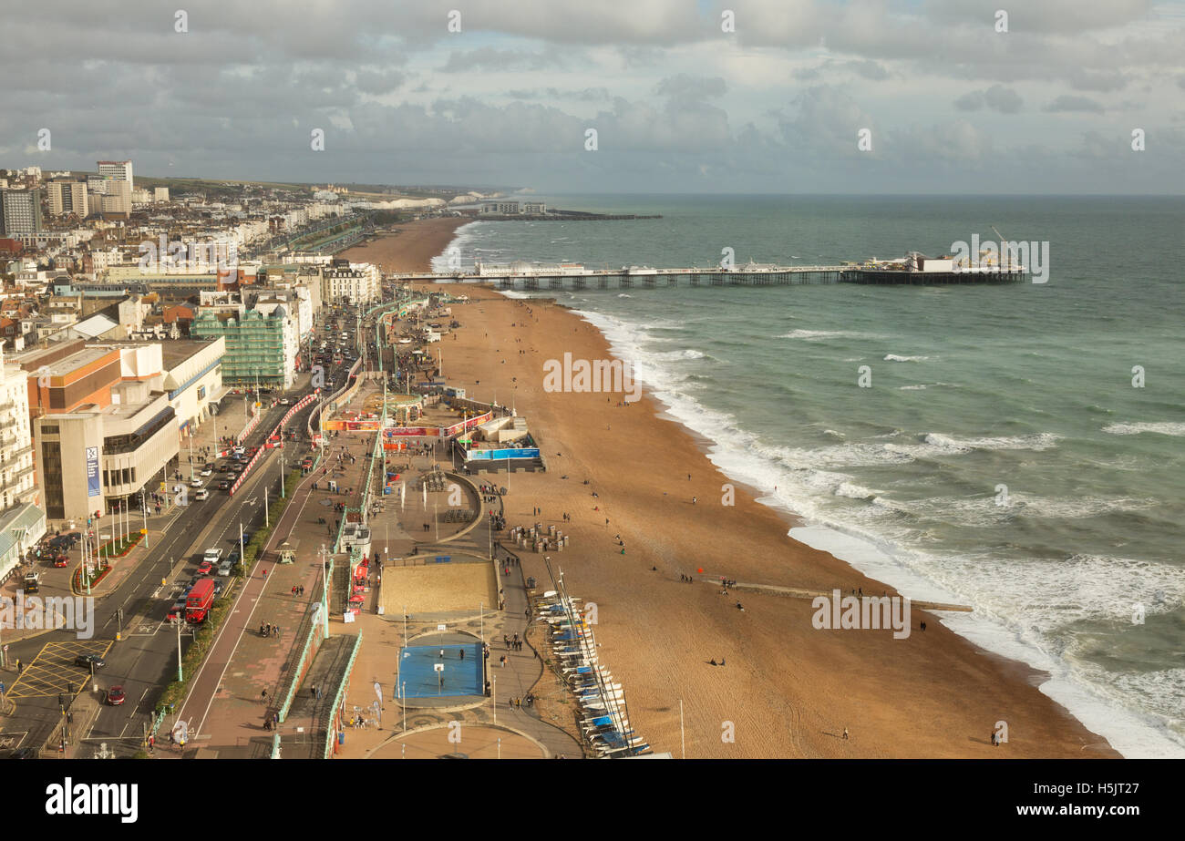 Sul lungomare di Brighton e Spiaggia - vista da sopra dall'i360 torre di osservazione, Brighton East Sussex England Regno Unito Foto Stock