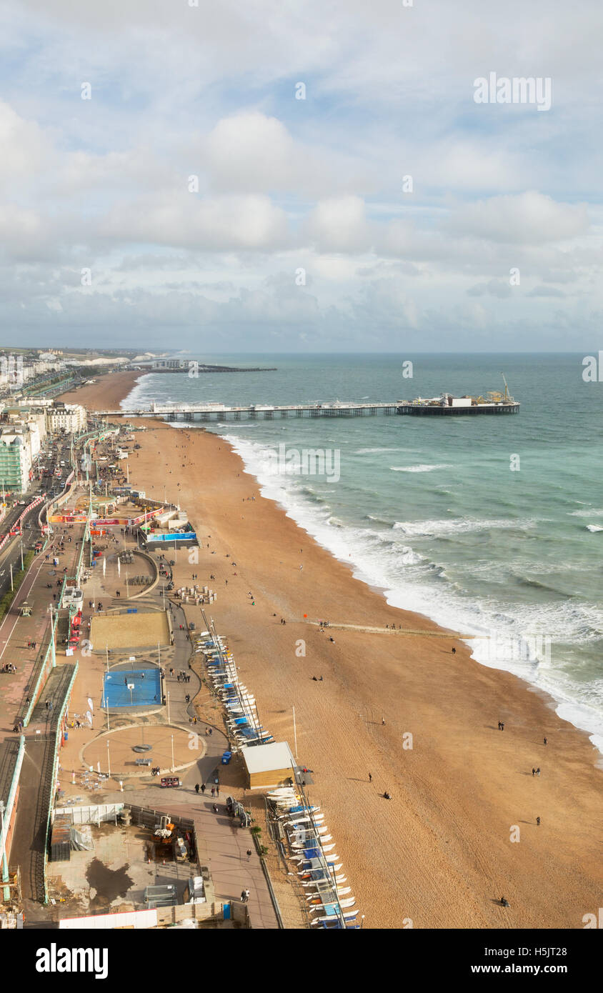 Sul lungomare di Brighton e Spiaggia - vista da sopra dall'i360 torre di osservazione, Brighton East Sussex England Regno Unito Foto Stock
