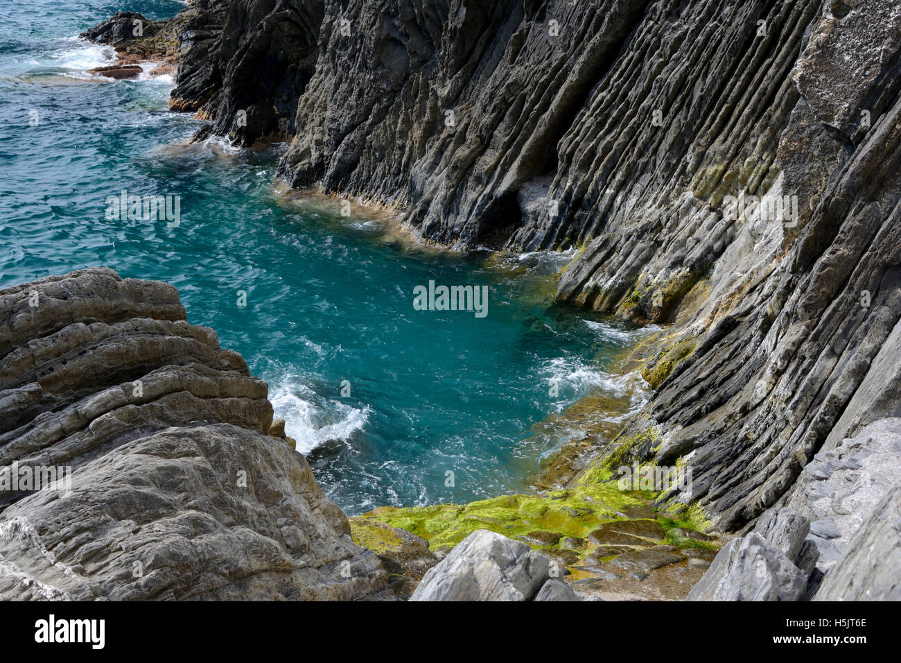 Piccola baia rocciosa vicino a Vernazza in Liguria, Italia. Uno dei cinque Cinque Terre città (patrimonio mondiale UNESCO) Foto Stock