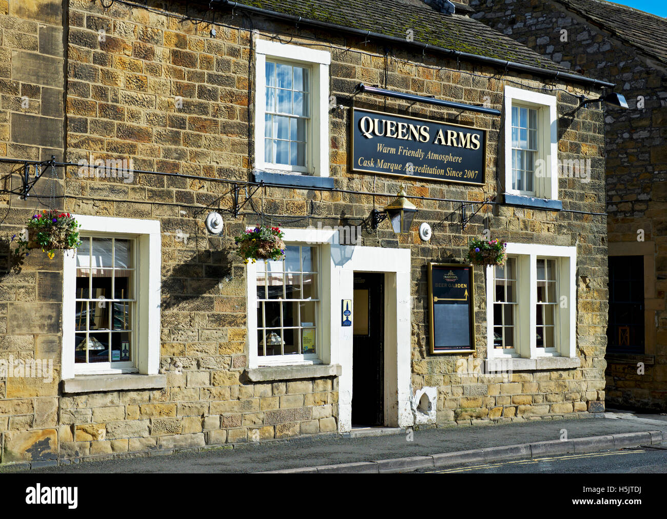 La Queens Arms pub in Bakewell, Derbyshire, in Inghilterra, Regno Unito Foto Stock