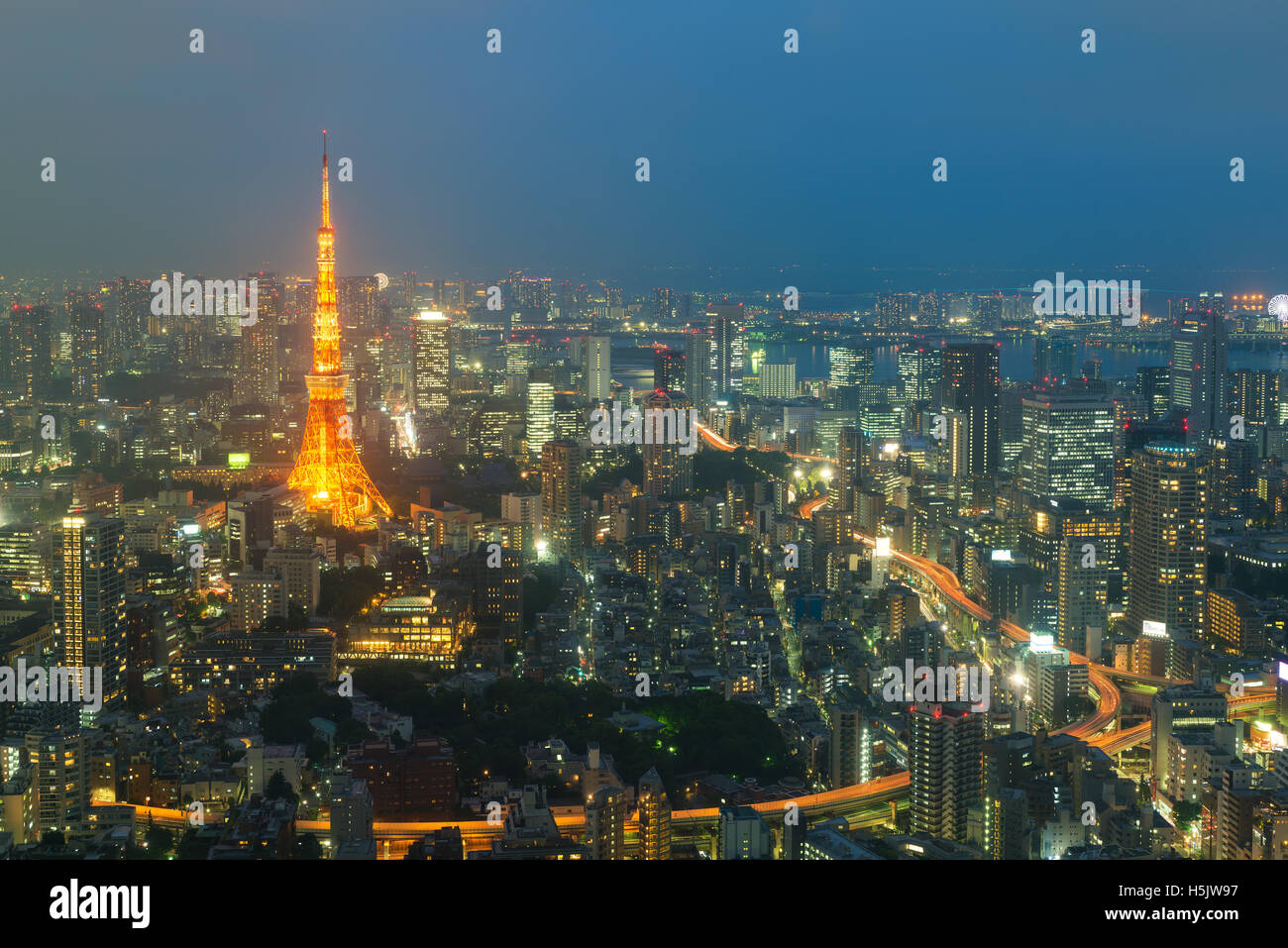 Tokyo City View e punto di riferimento di Tokyo Tokyo Tower in serata in Tokyo, Giappone Foto Stock