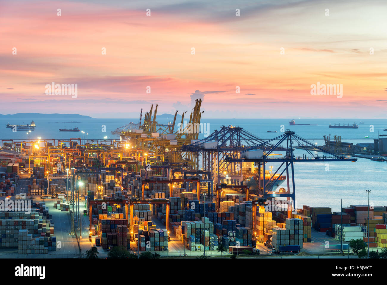 Vista aerea del porto di Laem Chabang contenitore di carico porta in uso serale per la logistica, importazione, esportazione, sfondo Foto Stock