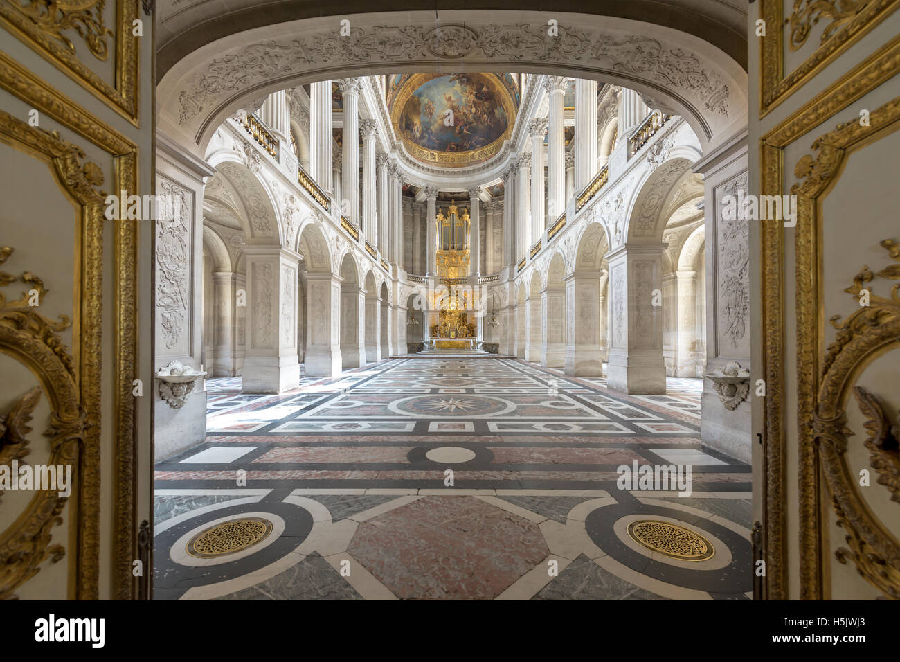 Sala Grande Sala da Ballo nel palazzo di Versaille. Versaille palazzo e giardini circostanti Foto Stock