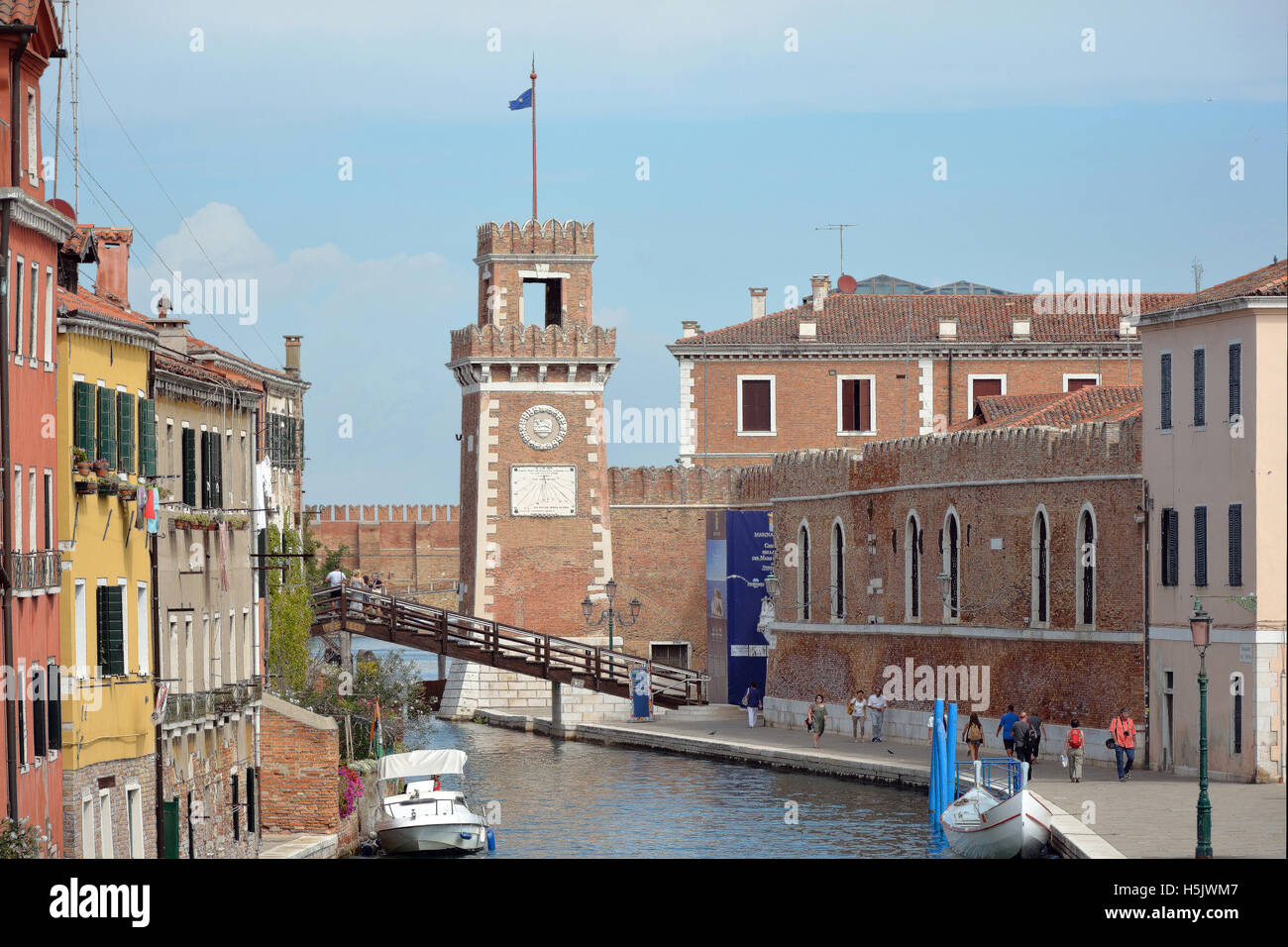 Torre dello storico Arsenale Veneziano e il Museo Navale nel quartiere di Castello di Venezia in Italia. Foto Stock