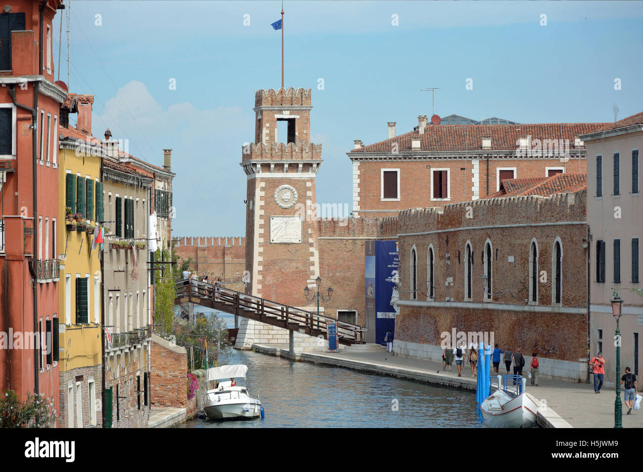 Torre dello storico Arsenale Veneziano e il Museo Navale nel quartiere di Castello di Venezia in Italia. Foto Stock