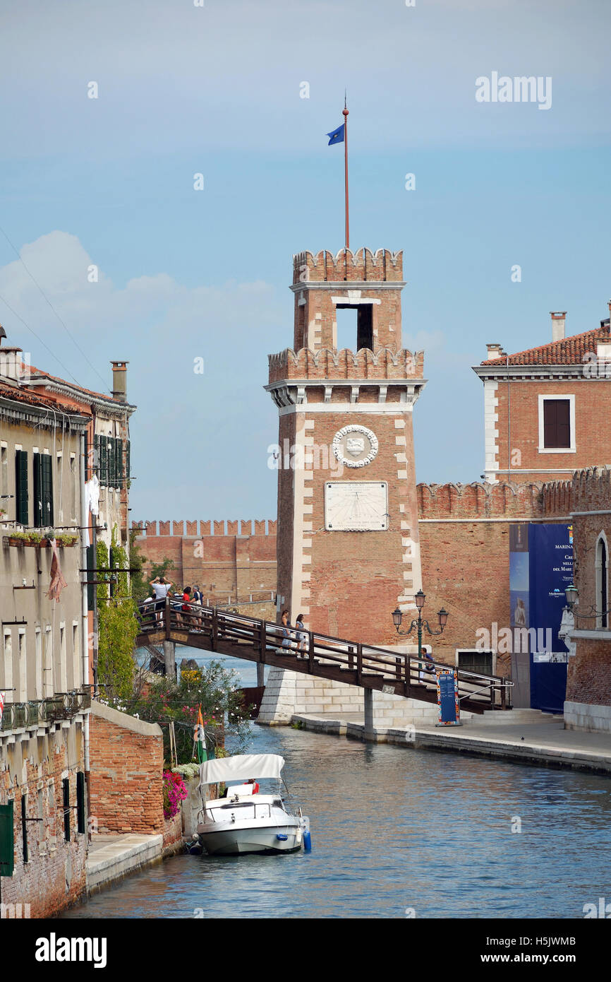 Torre dello storico Arsenale Veneziano e il Museo Navale nel quartiere di Castello di Venezia in Italia. Foto Stock