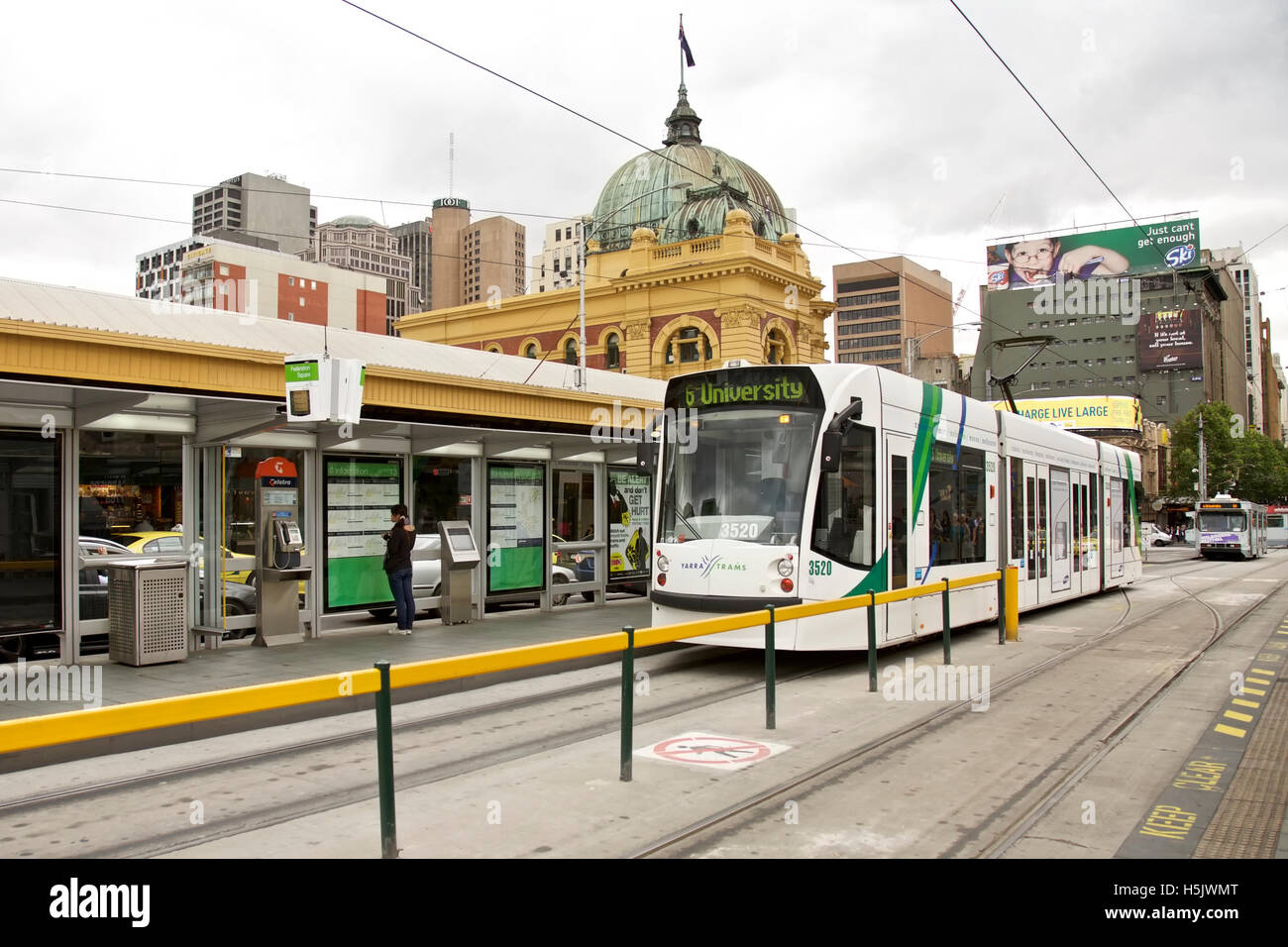 In tram dalla Stazione di Flinders Street a Melbourne, Australia - 04 Novembre 2009: Tram e stazione ferroviaria Foto Stock