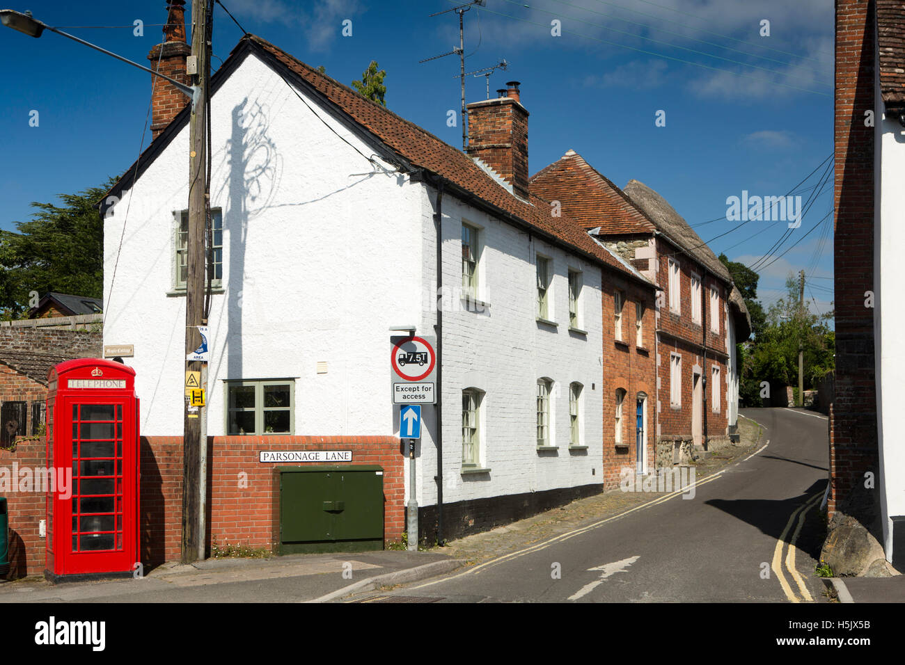 Regno Unito, Inghilterra, Wiltshire, Salisbury Plain, Mercato Lavington, Parsonage Lane, cottage e villaggio casella telefono Foto Stock