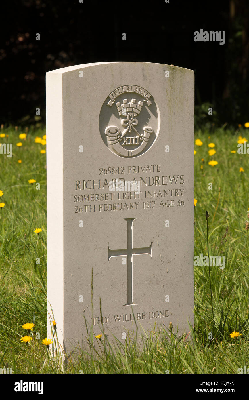 Regno Unito, Inghilterra, Wiltshire, Netheravon, tutti i Santi sagrato, Commissione delle tombe di guerra del commonwealth lapidi del Pvt Richard Andrews Foto Stock