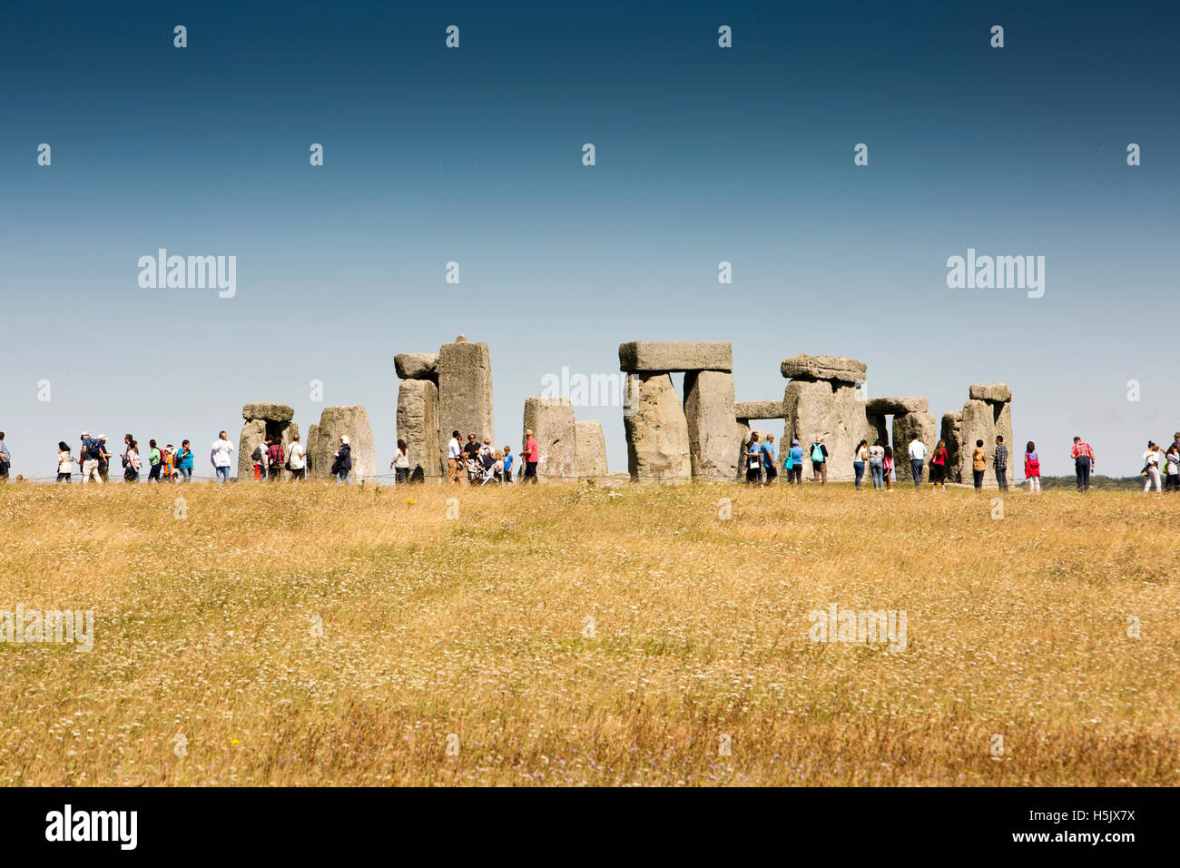 Regno Unito, Inghilterra, Wiltshire, Amesbury, la folla di visitatori estivi a Stonehenge, distante vista da A303 road Foto Stock