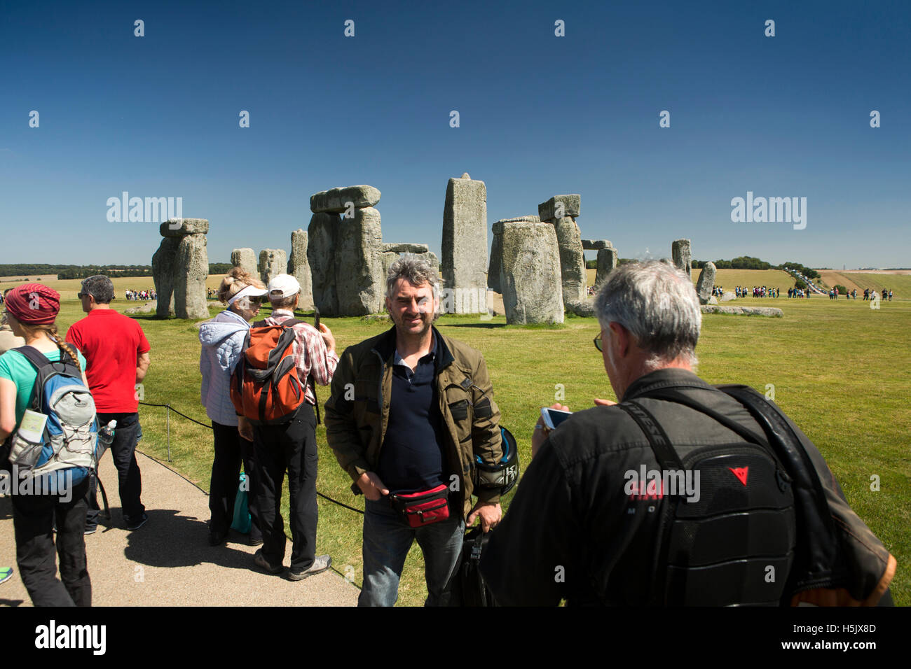 Regno Unito, Inghilterra, Wiltshire, Stonehenge i visitatori a pietre Foto Stock